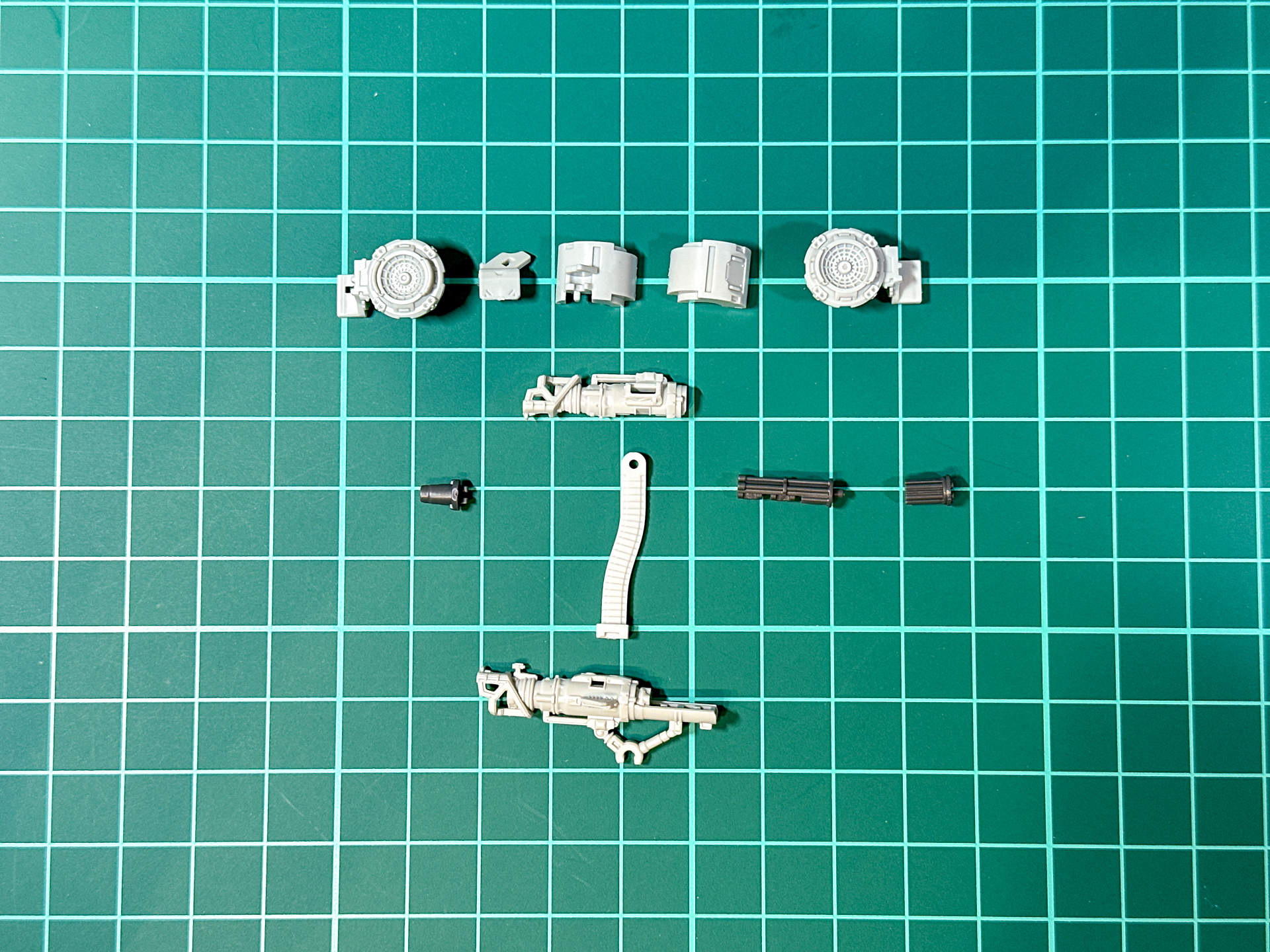 組み立て前のショルダー・ガトリング。全11パーツにて構成されています。