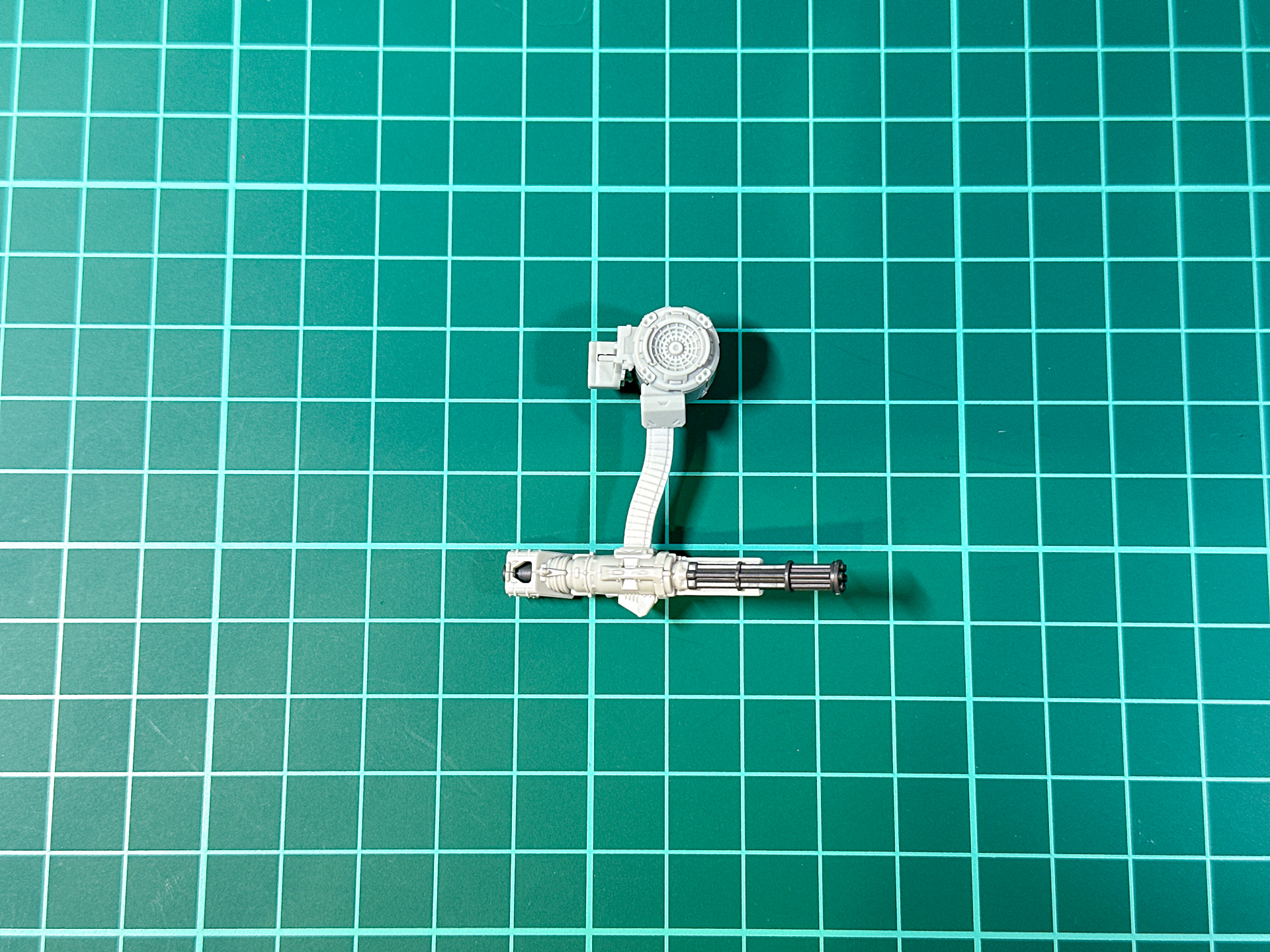 組み立てが完了したショルダー・ガトリング。弾帯部分が軟質パーツで成型されています。