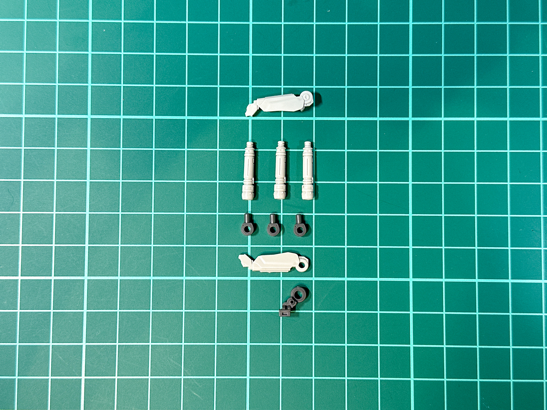 パーツ状態でのサーベルラック。全9パーツにて構成されています。