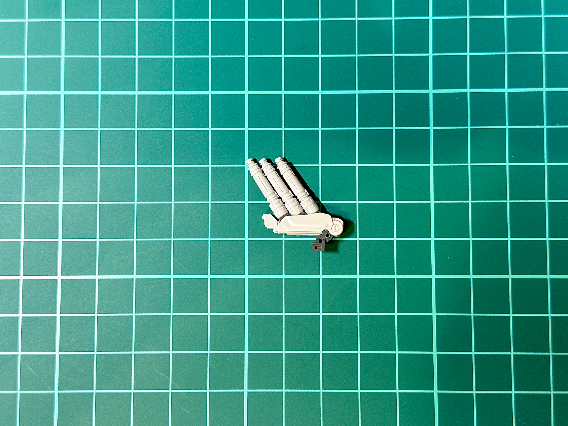 組み立て後のサーベルラック。3本のビーム・サーベルはそれぞれ角度を変更することが可能となっています。