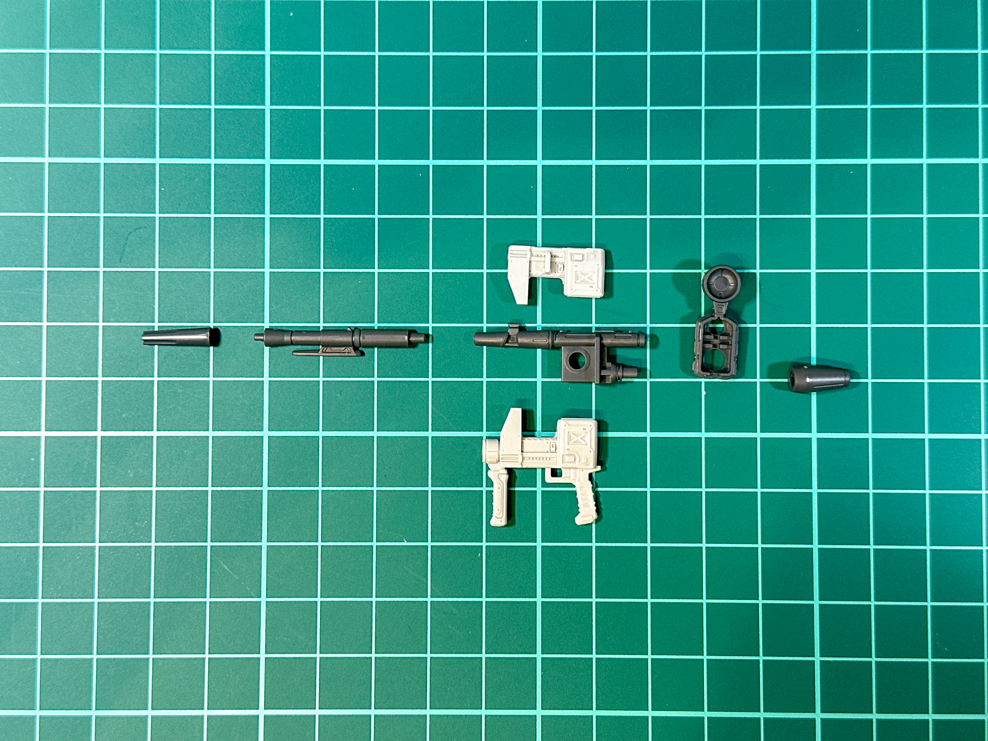 パーツ状態でのビーム・ライフル。全7パーツにて構成されています。