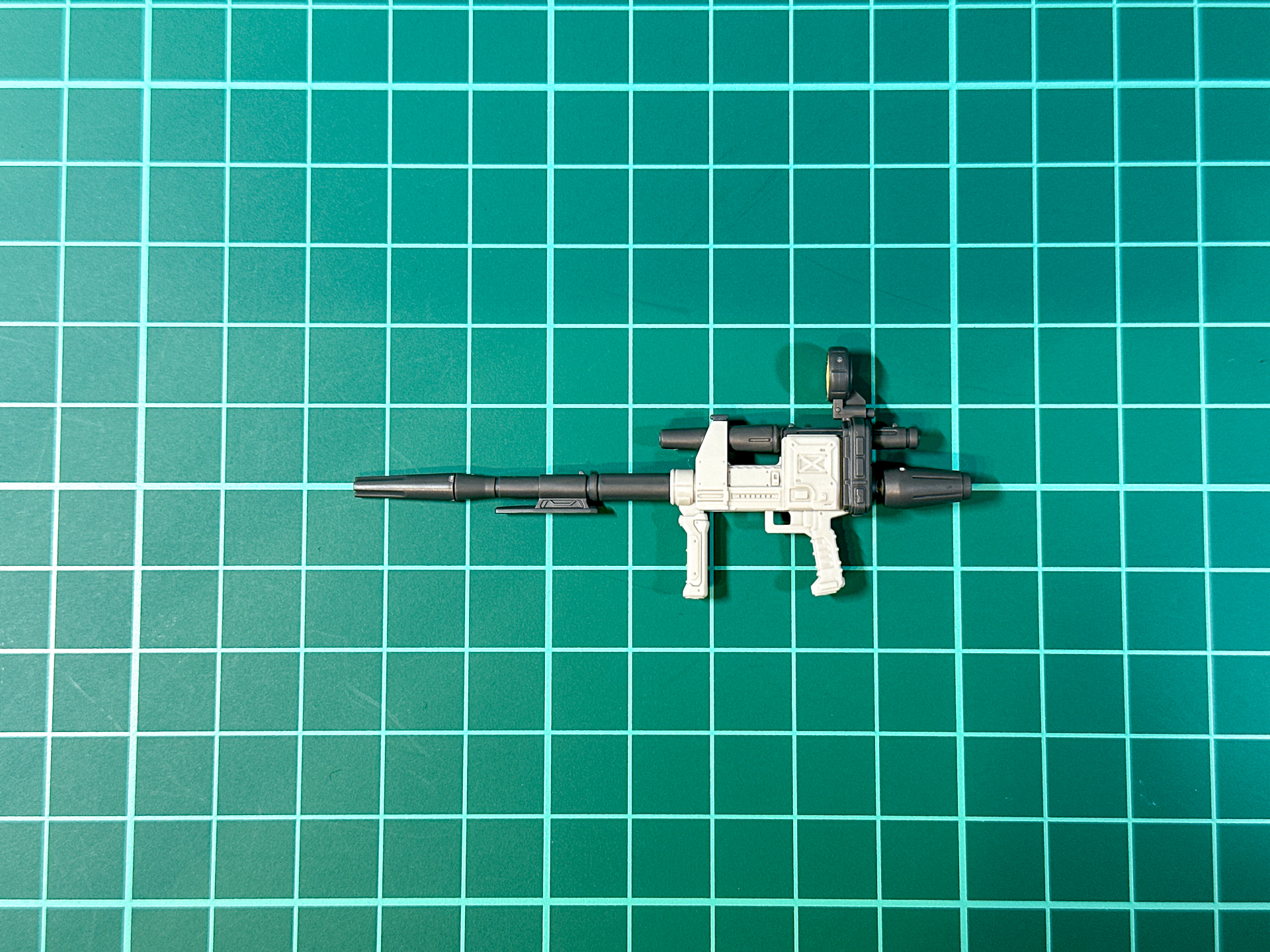 組み立てが完了したビーム・ライフル。センサー部分の色分けはシールによる色分けとなっています。