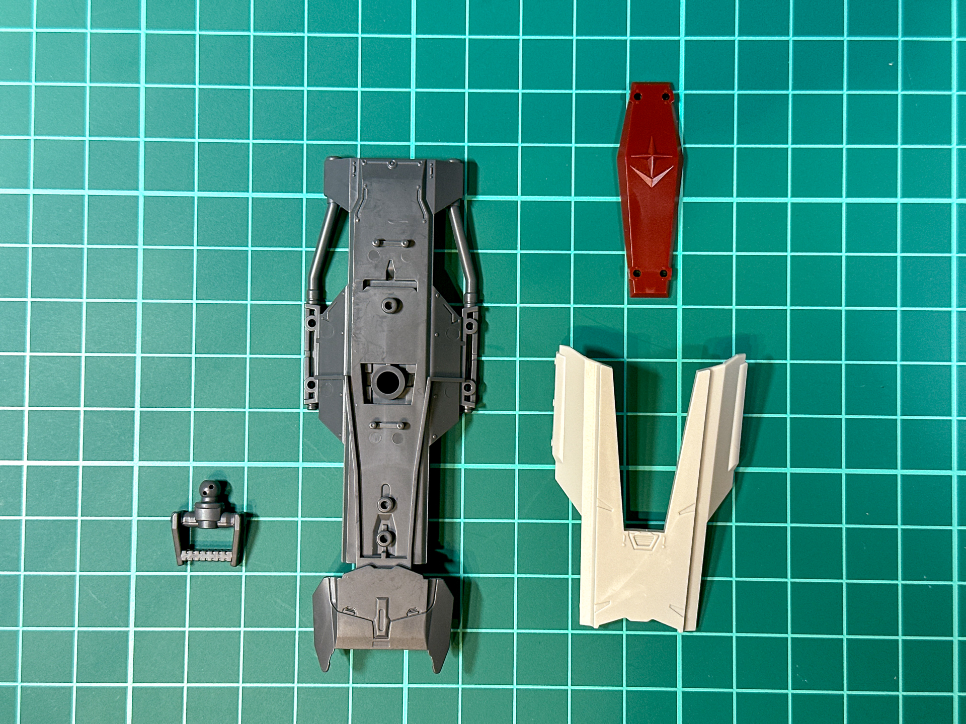 組み立て前のシールド。全4パーツにて構成されています。