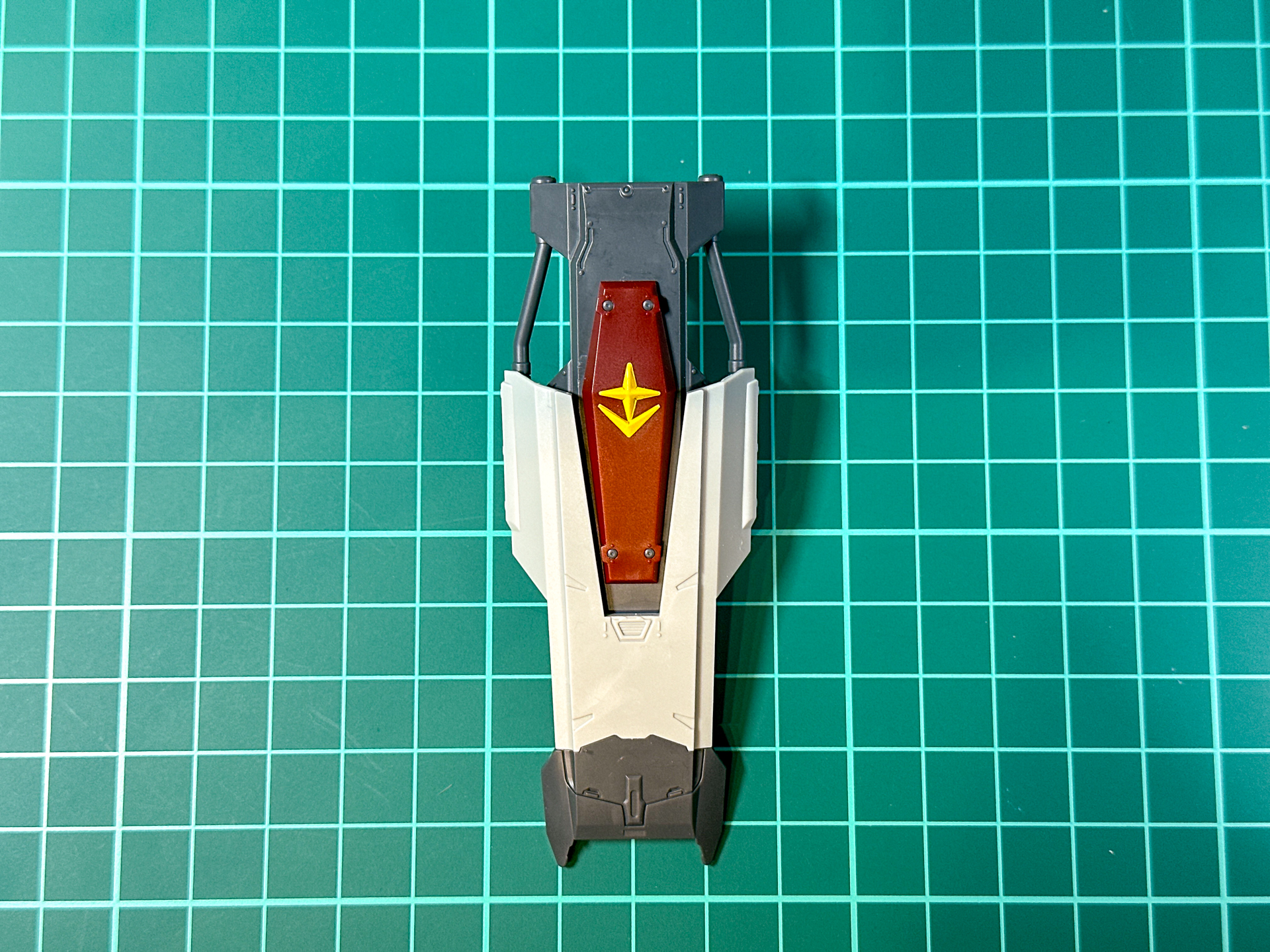 組み立てが完了したシールド。地球連邦軍のエンブレムはシールによる色分けとなっています。