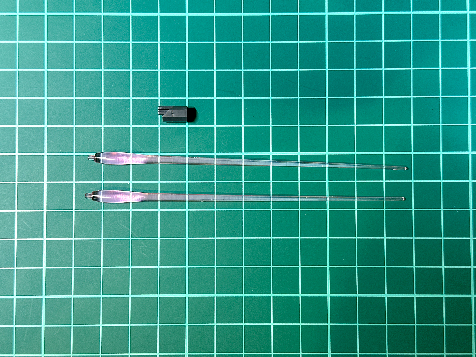 その他、付属品。ビーム・サーベルエフェクトパーツが2本、アクションベース接続パーツが1個付属します。