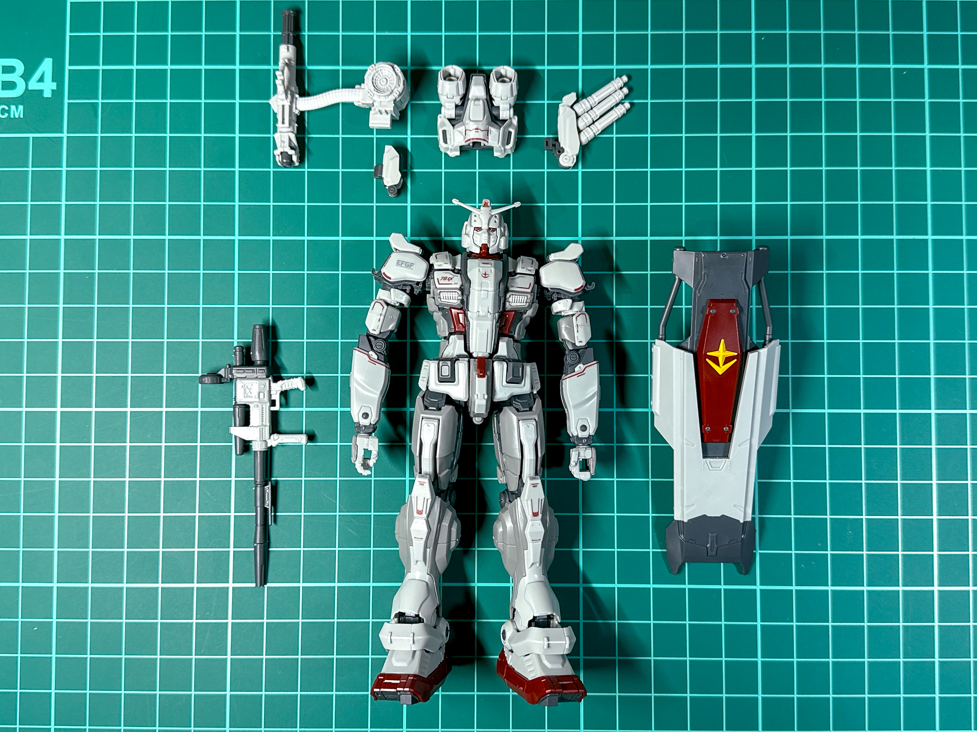 バックパックおよび武装を装備させる前のガンダムEX。バックパック、ショルダー・ガトリング、サーベルラックは背面に、ビーム・ライフル、シールドはハンドパーツに保持させます。