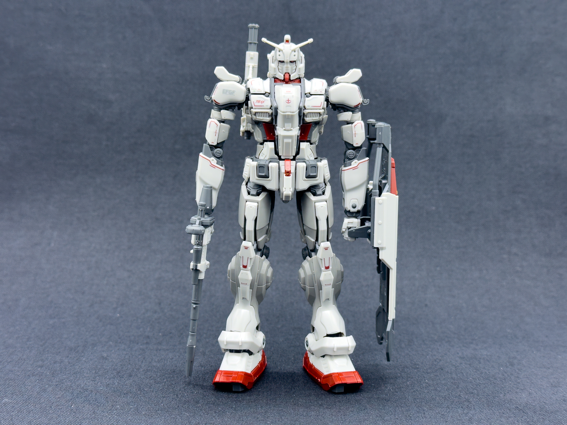 正面から見たガンダムEX。頭部形状はどことなく「ガンダムEz8」に似ている気もします。