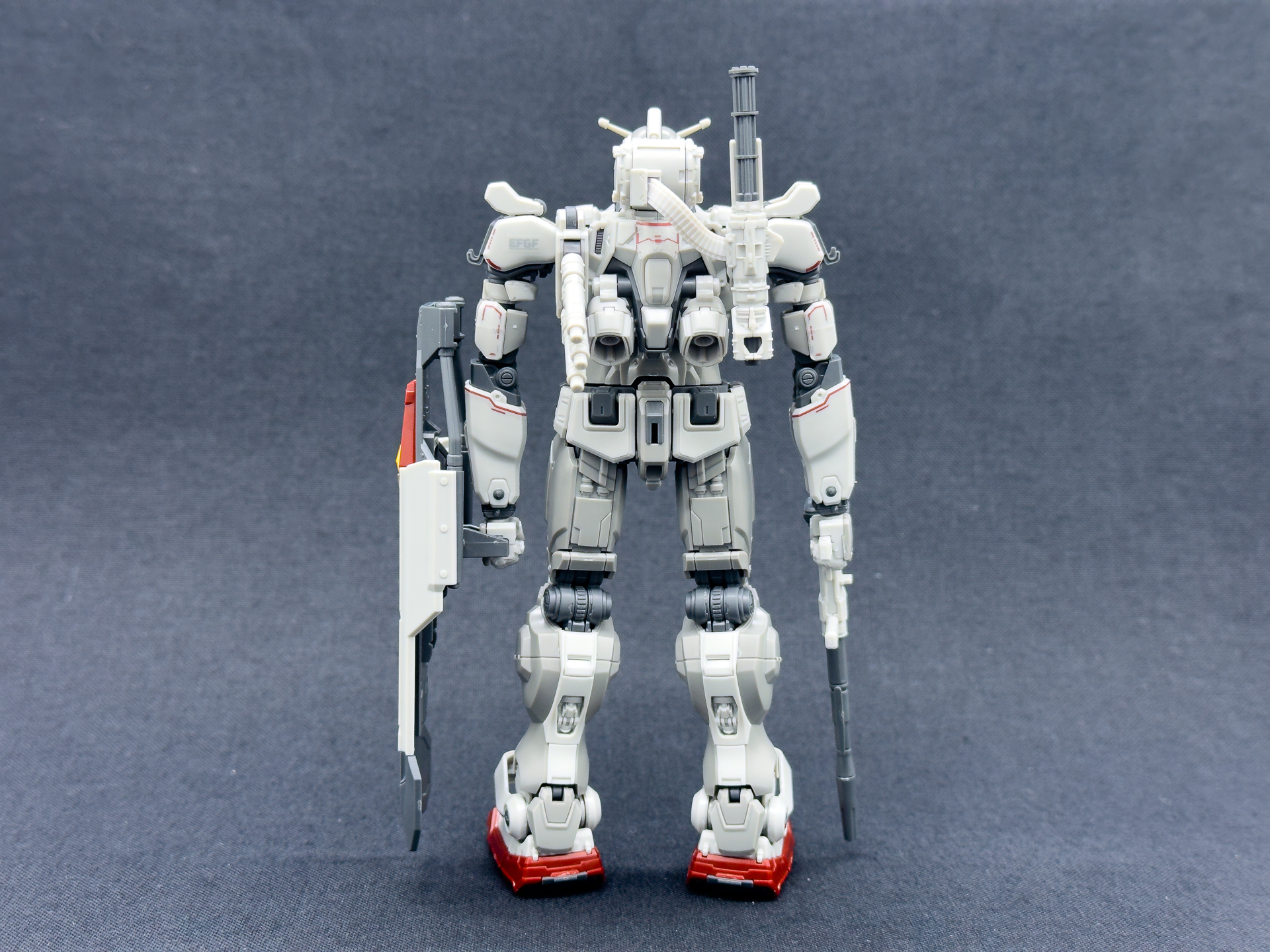 背面から見ると、これまでのガンダムにはないビーム・サーベル3本のサーベルラックが特徴的です。