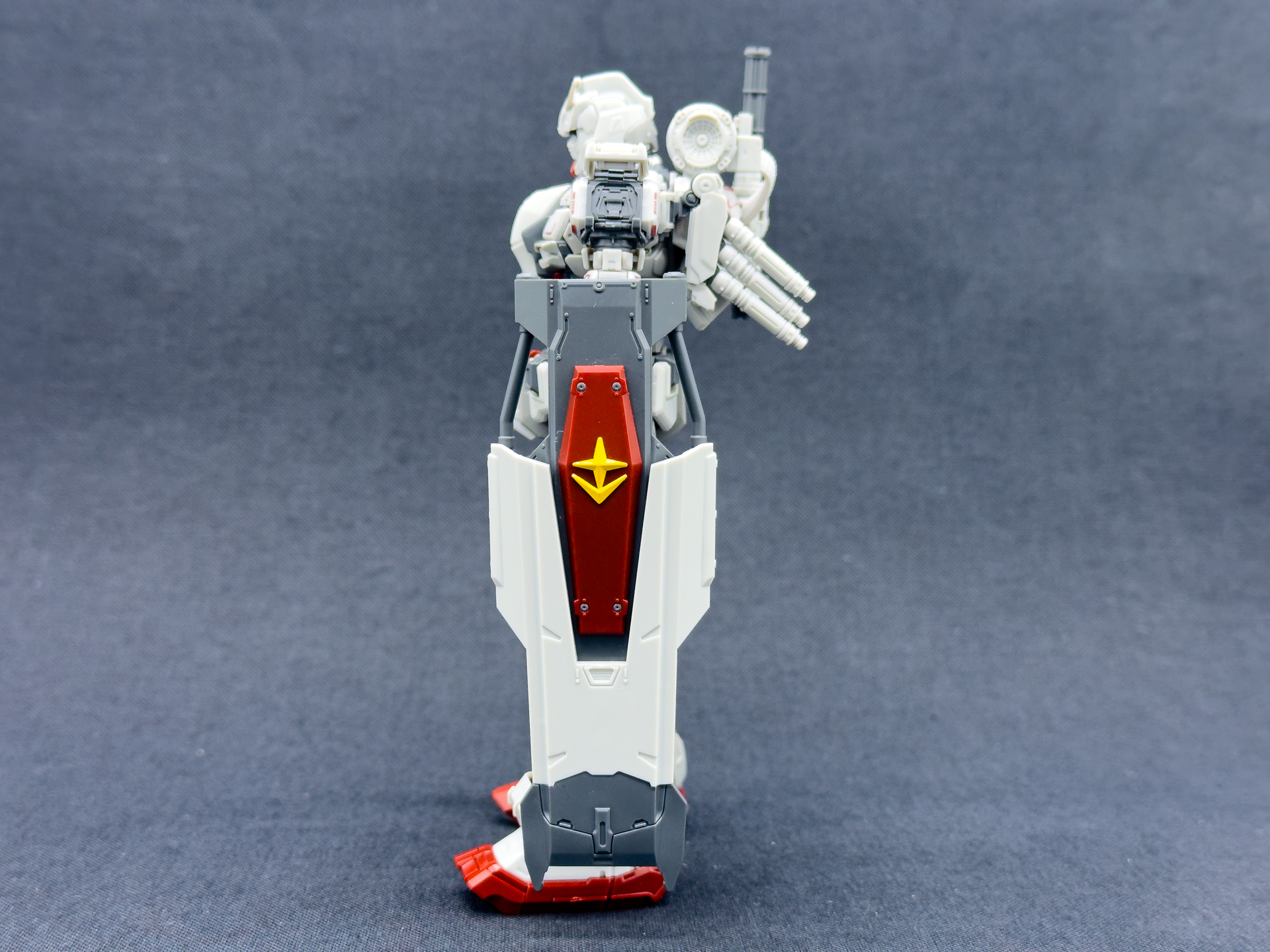 一年戦争に登場したモビルスーツの中ではユニークな形状のシールドを装備します。