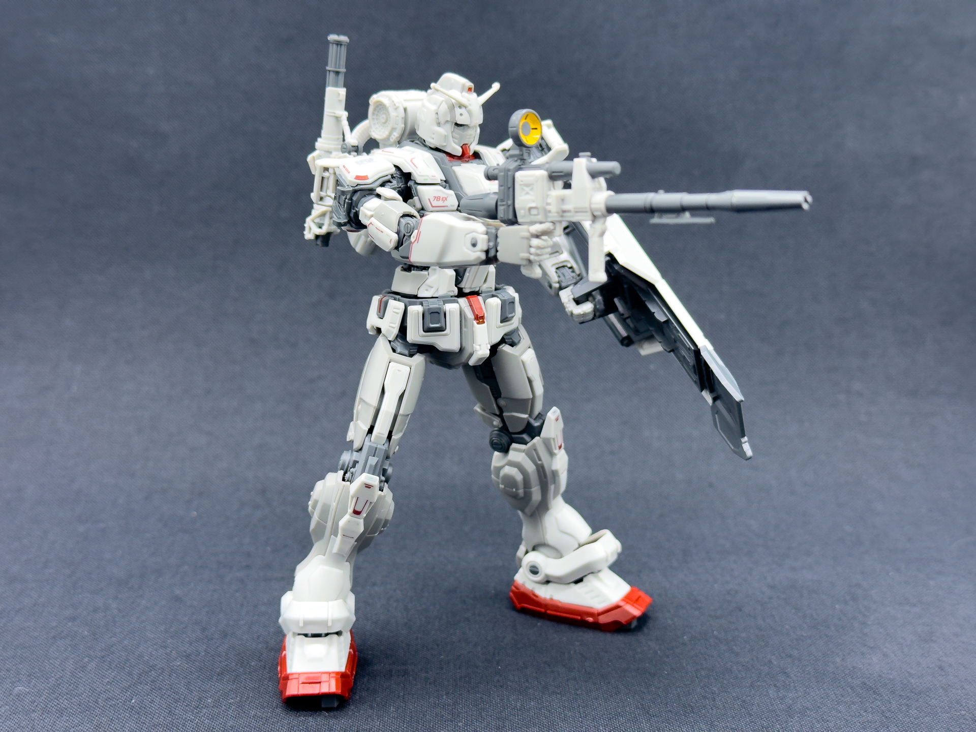 ビーム・ライフルを構えてみました。本機のビーム・ライフルはガンキャノン型に近い形状となっています。