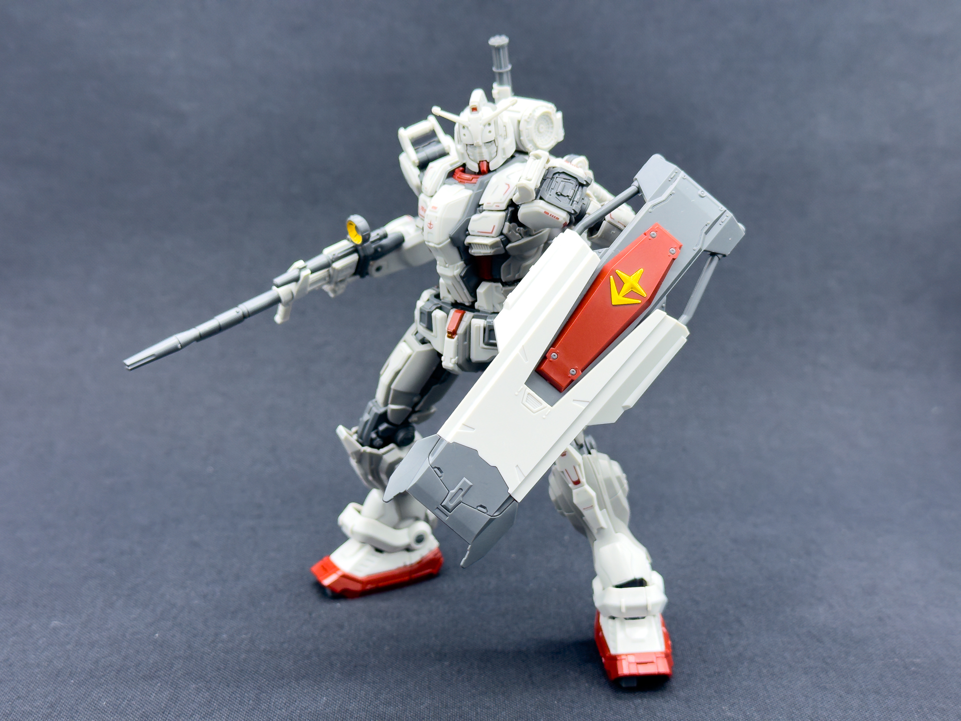 シールドを構えてみました。ハンドパーツのみで保持する構造となっていますが、ぐらつきは全くなく構えることが可能です。