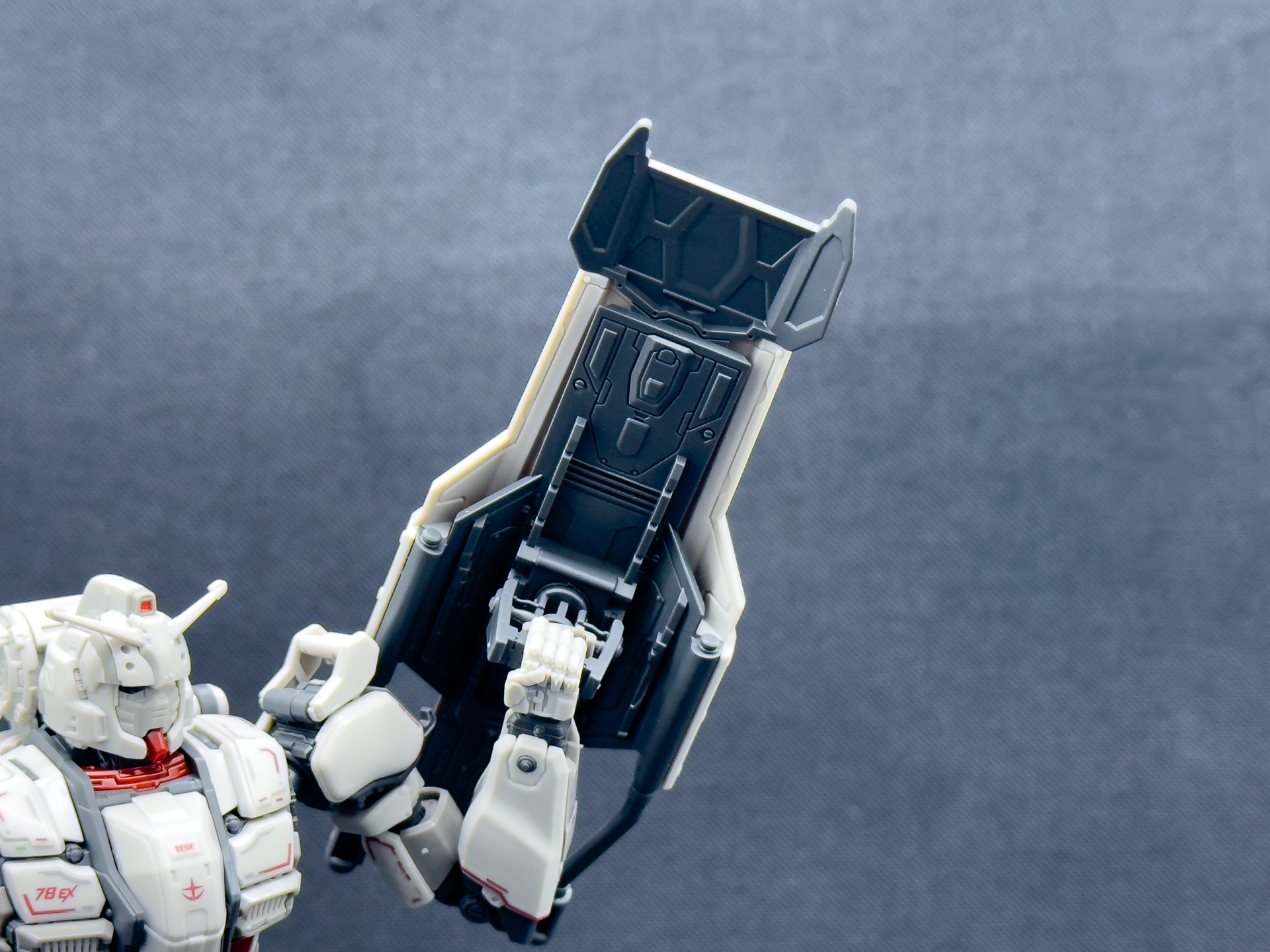 シールド裏側にもしっかりとディテールが刻まれています。