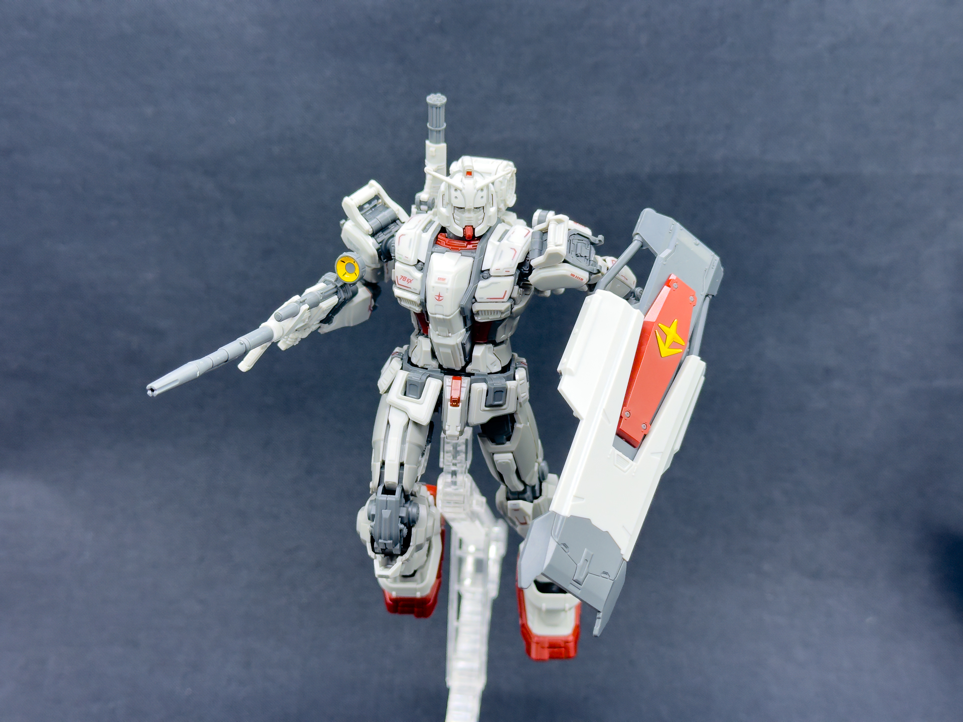 アクションベースを使用したポージング。専用接続パーツを使用することでアクションベースを使用することが可能です。