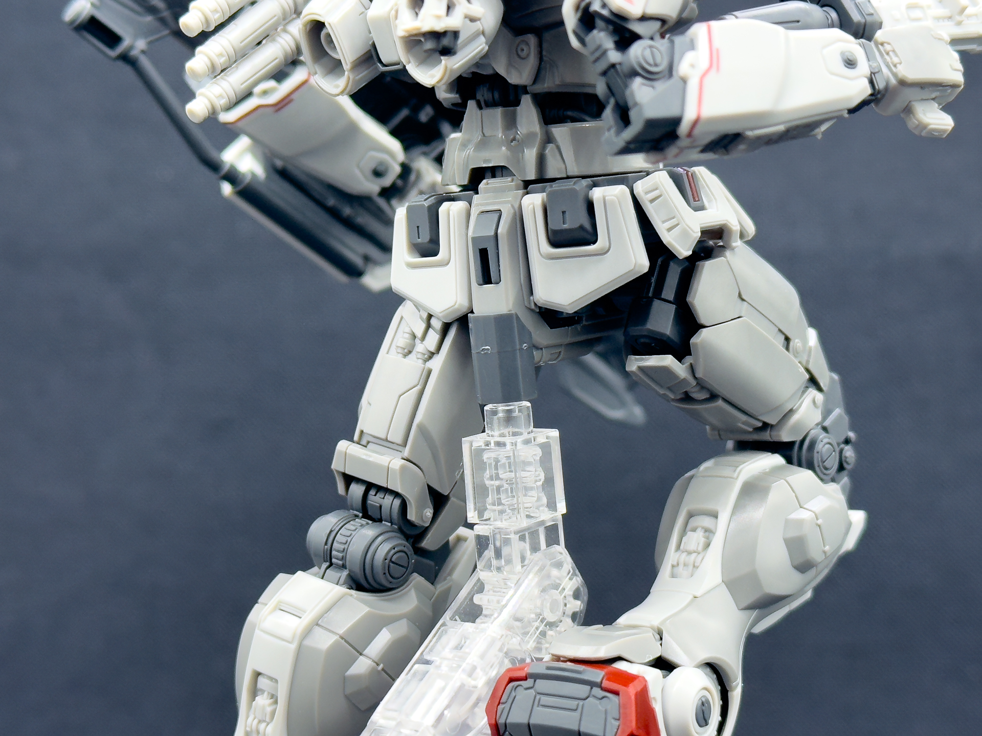 アクションベース接続部のアップ。専用接続パーツは股関節後方に接続します。