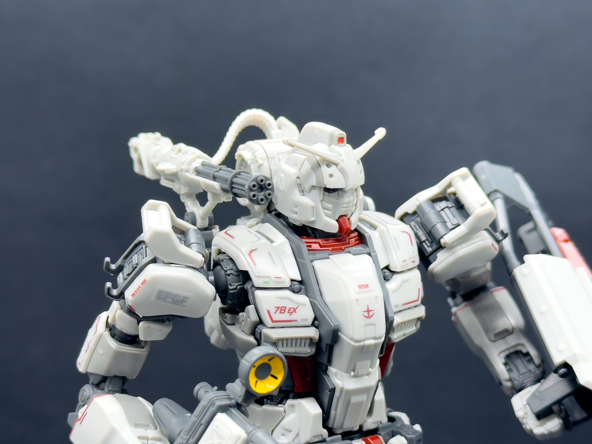 ショルダー・ガトリングを構えてみました。角度を変更することで射撃ポーズを再現できます。