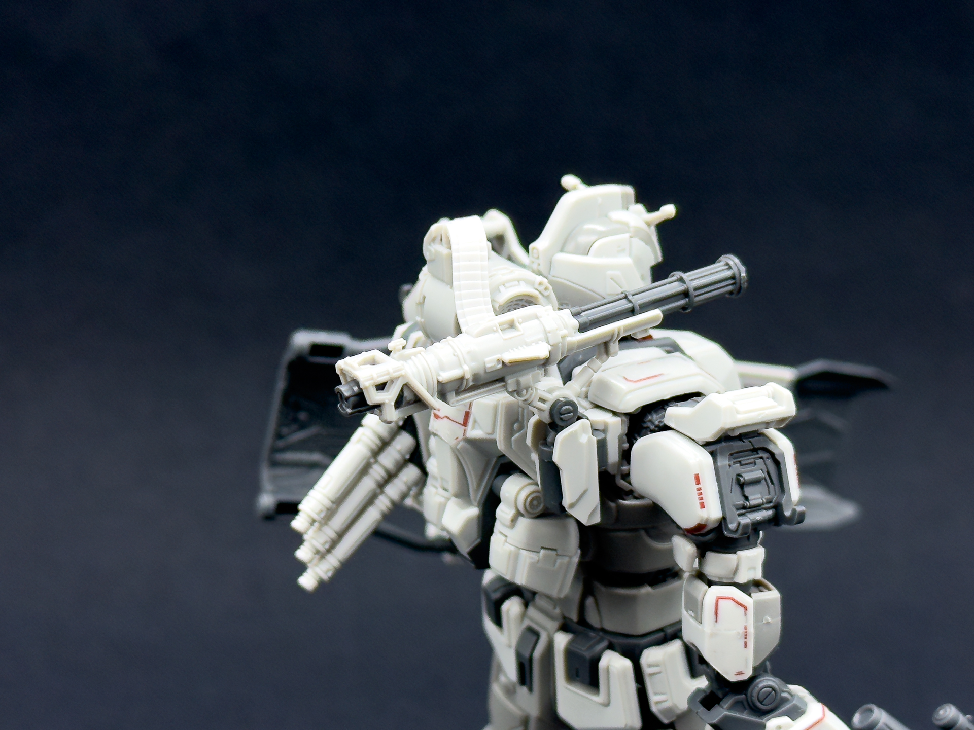 ショルダー・ガトリングの背面。弾帯パーツが軟質パーツで成型されているため、自由な角度に調整可能です。