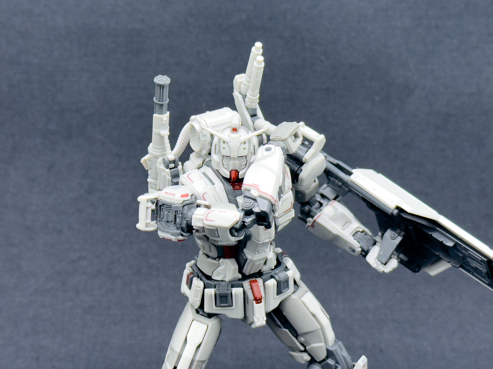 抜刀時のポージングをしました。サーベルラックの角度を調整することで抜刀ポーズを再現可能です。