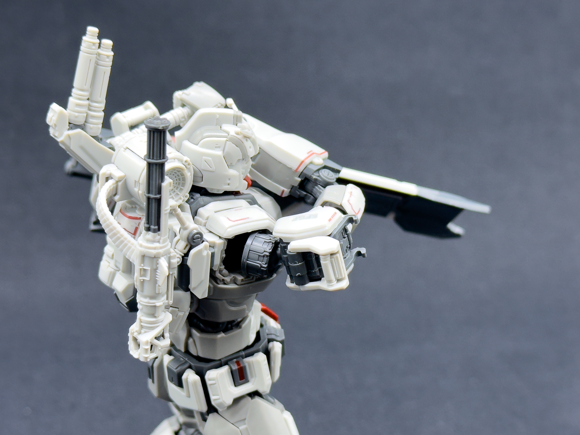 肩部関節を引き出すことで違和感のないポージングが可能です。