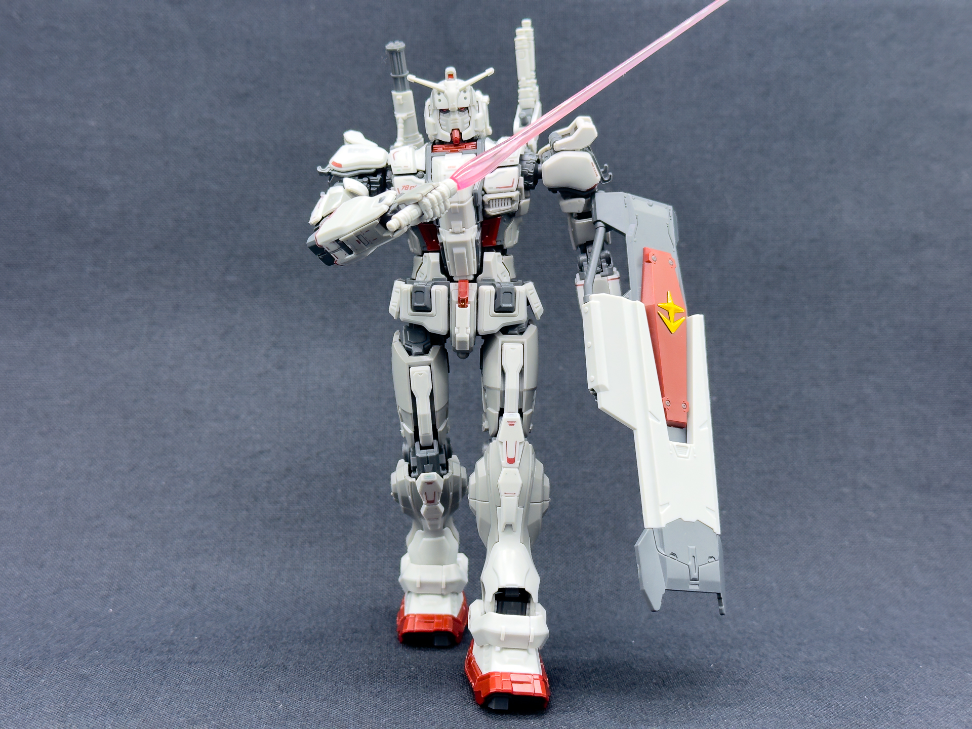 ビーム・サーベルを構えてみました。サーベル形状はHGシリーズのガンプラでよく見る形状です。