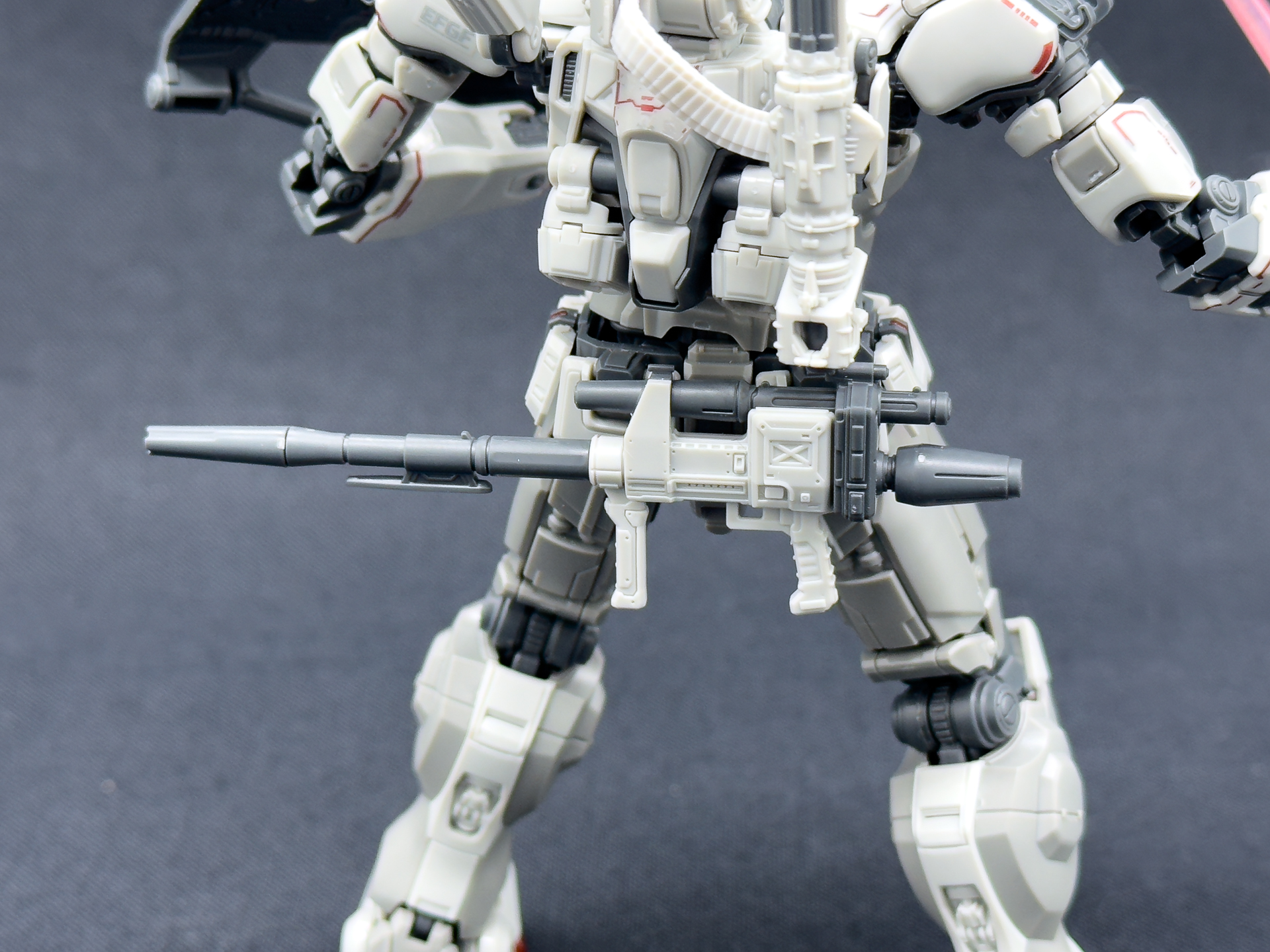 ビーム・ライフルは腰部にマウントすることが可能です。