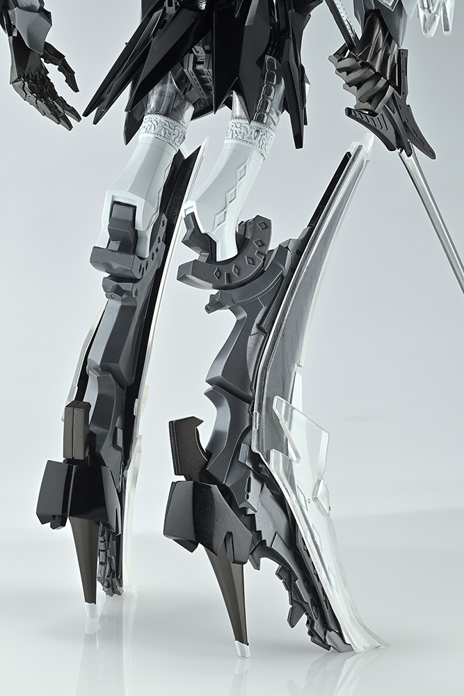 外装は透明レジンを採用