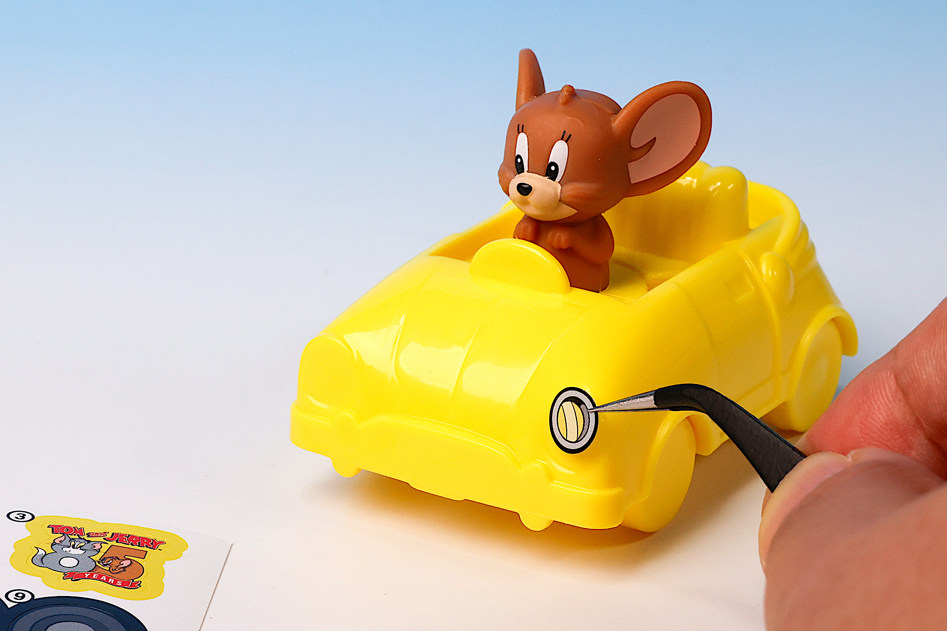 シールをおもちゃに貼っていこう