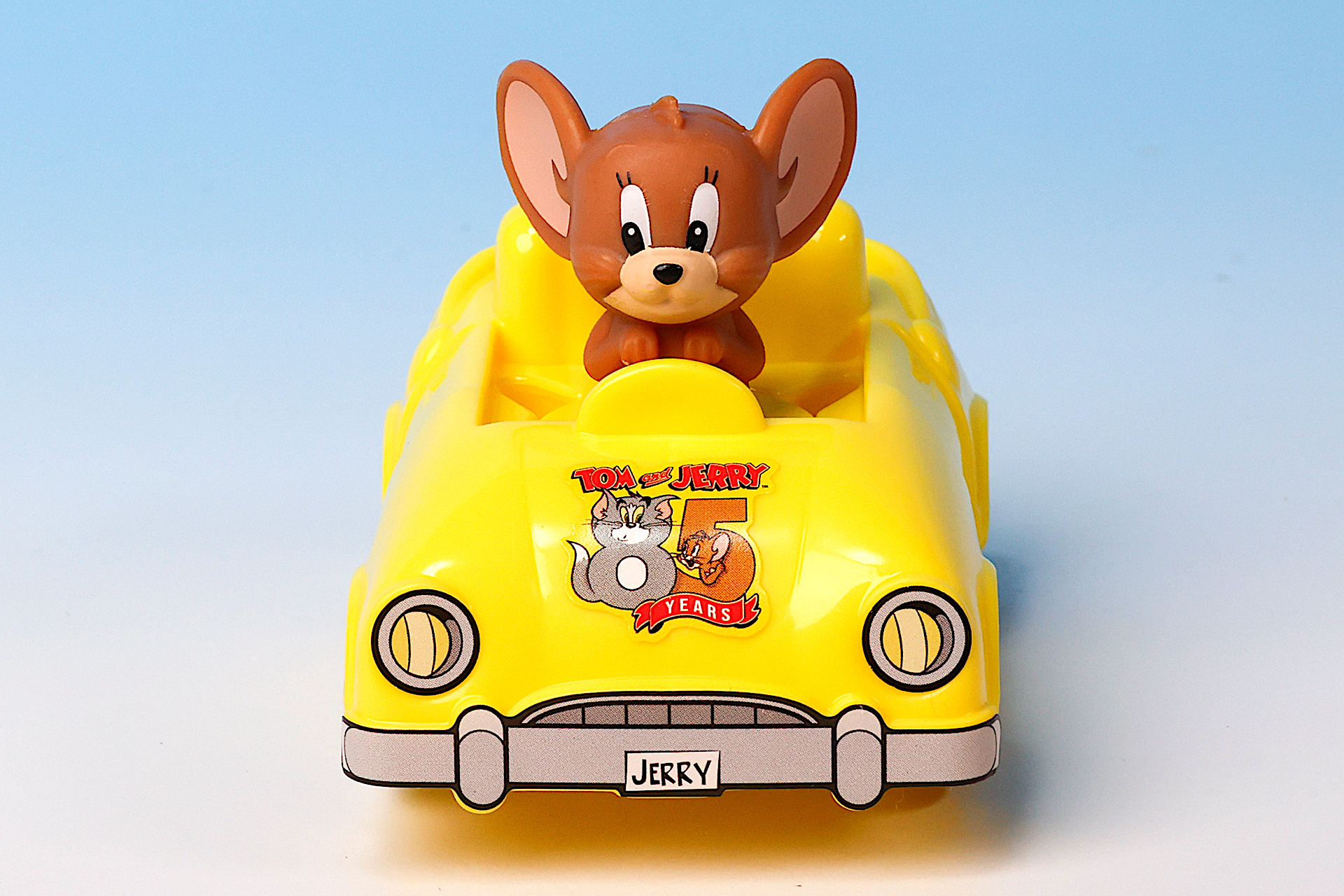 ボンネットには85周年記念のロゴマークが付けられている