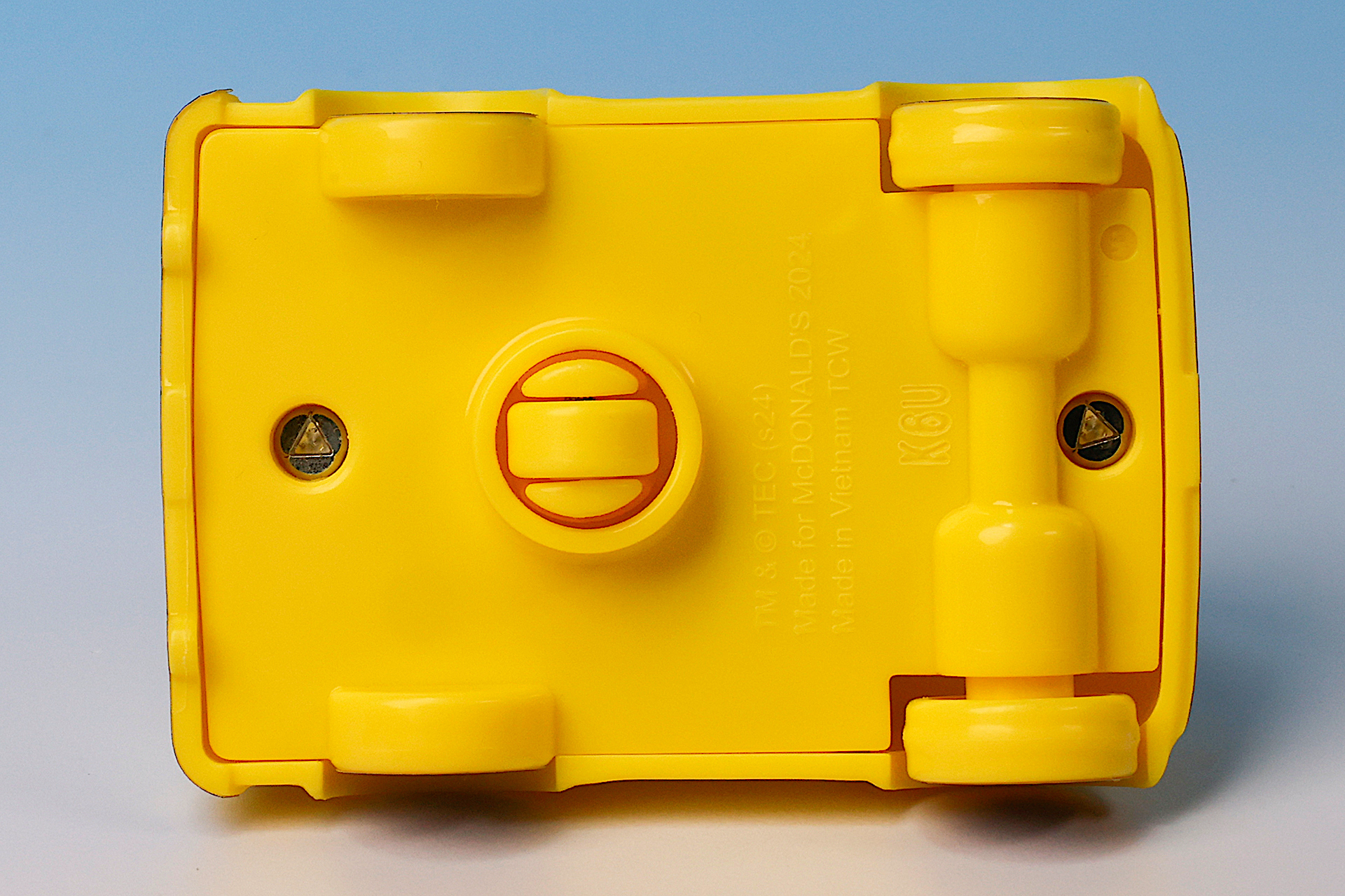 底面に方向を指定するための車輪が付けられている