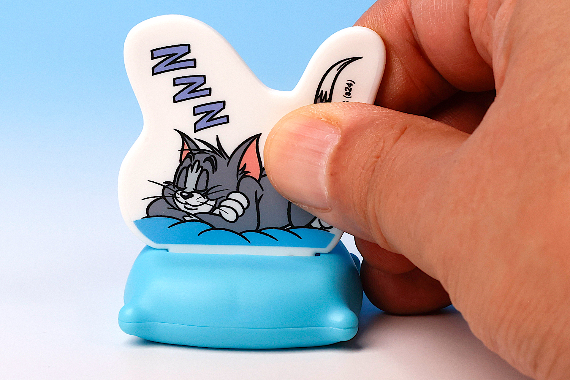 クッションにトムを取り付けよう