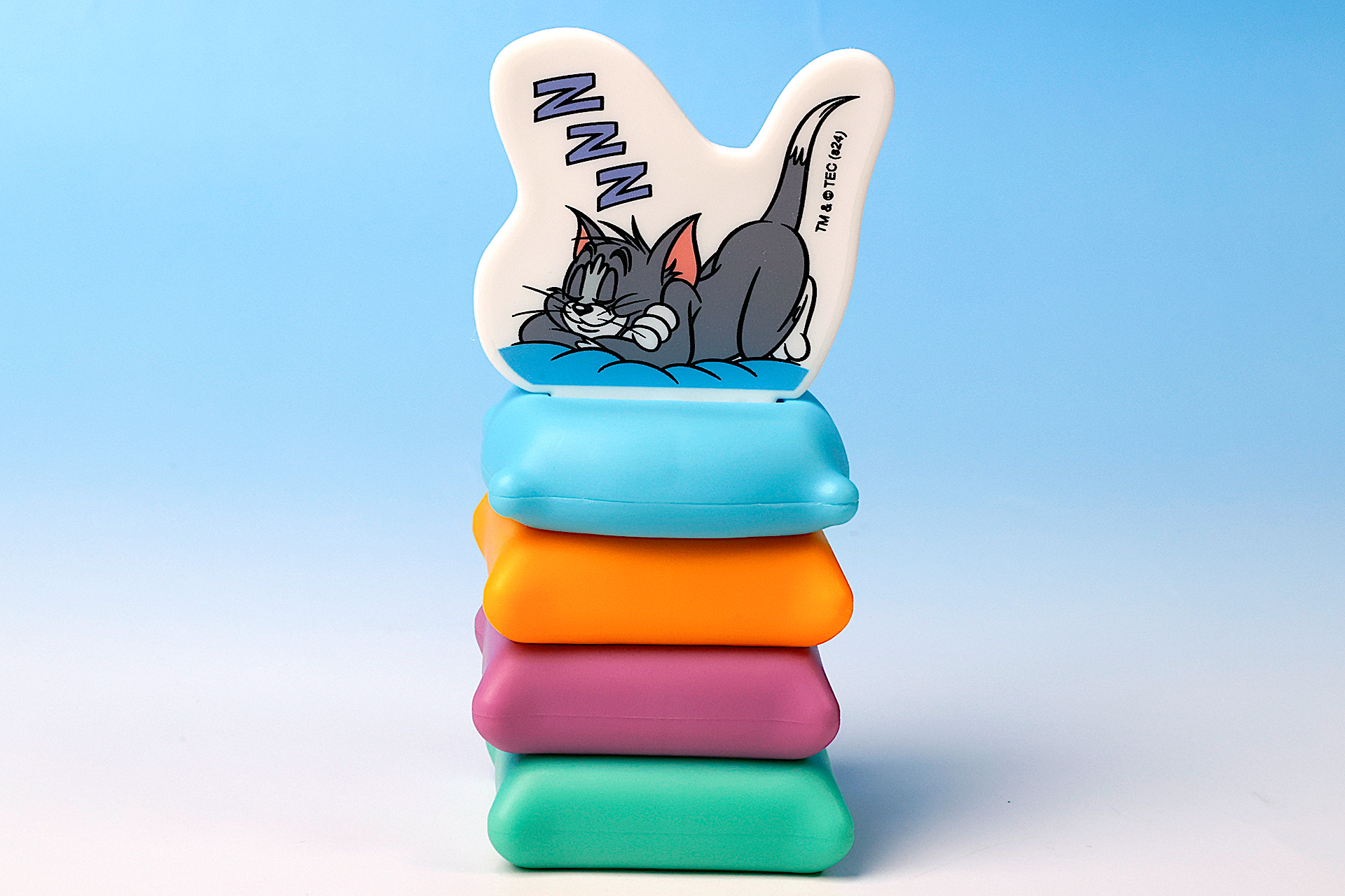 クッションの上でぐっすりと眠るトム