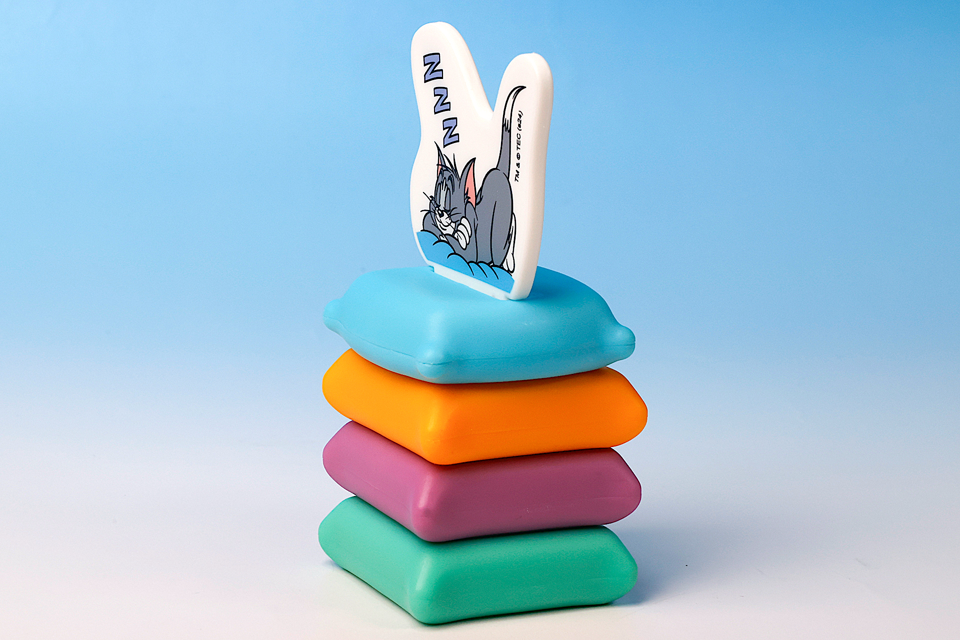 クッションもカラフルだ