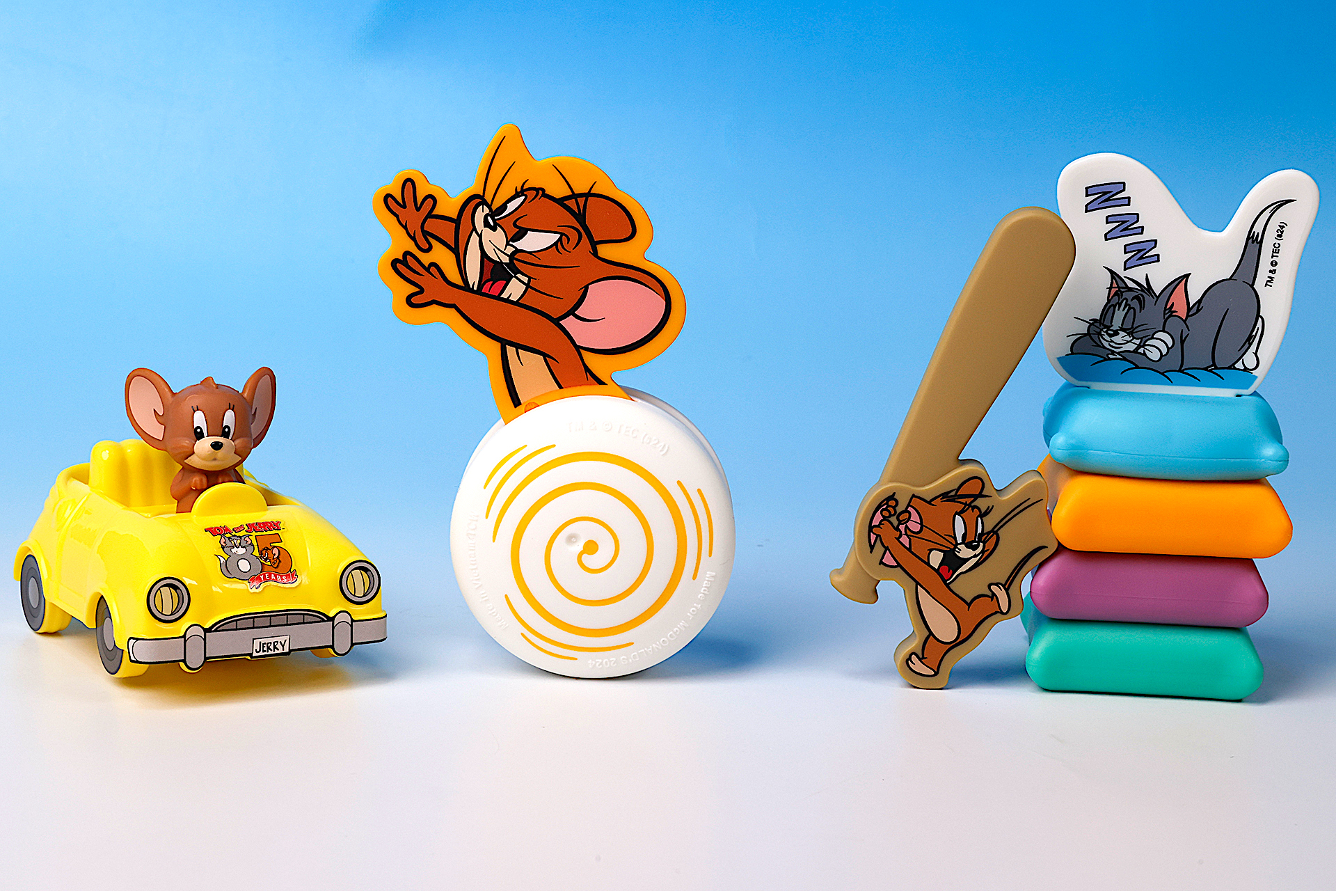 こちらが第1弾(10月18日〜10月24日)のハッピーセット「トムとジェリー」に登場するおもちゃ。写真左から「方向がかわるよ! スポーツカーでおでかけジェリー」、「にげろ! 走るジェリー」、「トムとジェリー ドキドキだるまおとし」