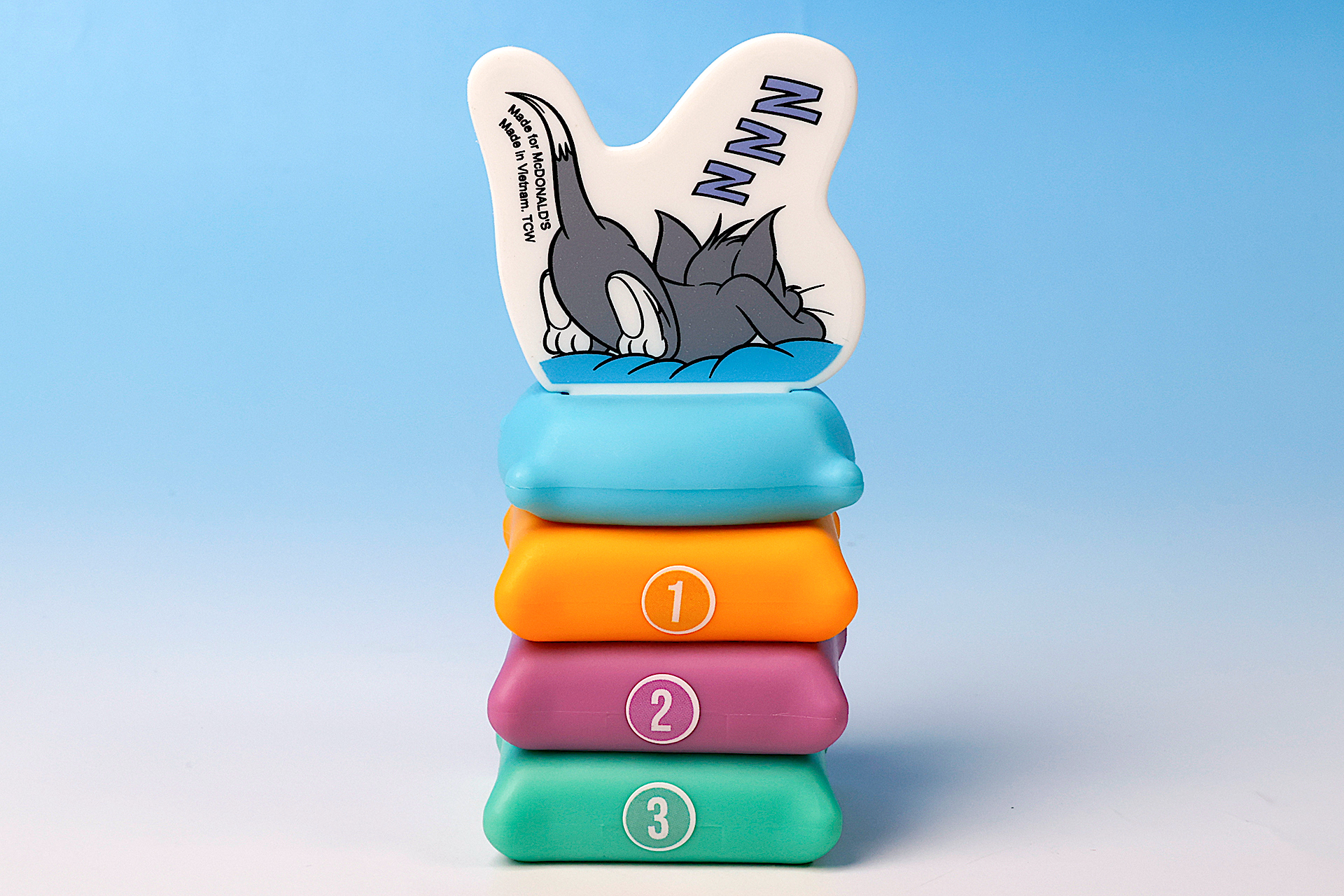 クッションの順番は自由だが、シールを貼った番号でならべるのもアリだ