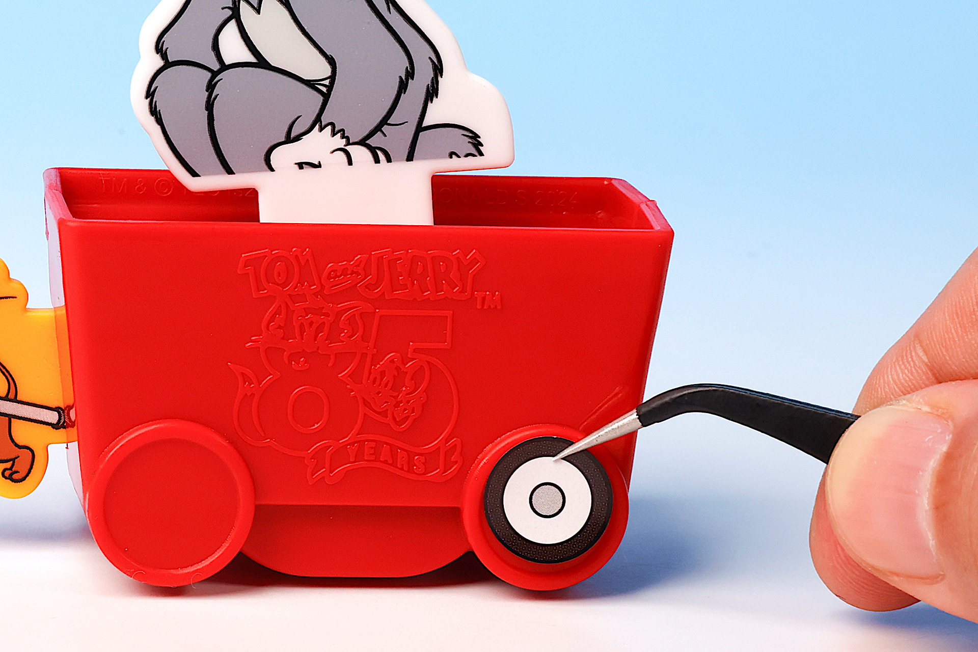 タイヤなどにシールを貼っていこう