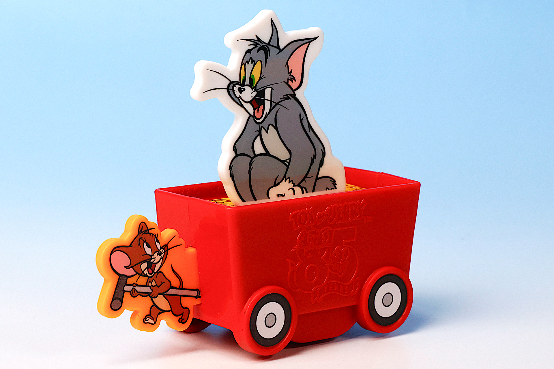 トムとジェリーが仲よさそうにしている