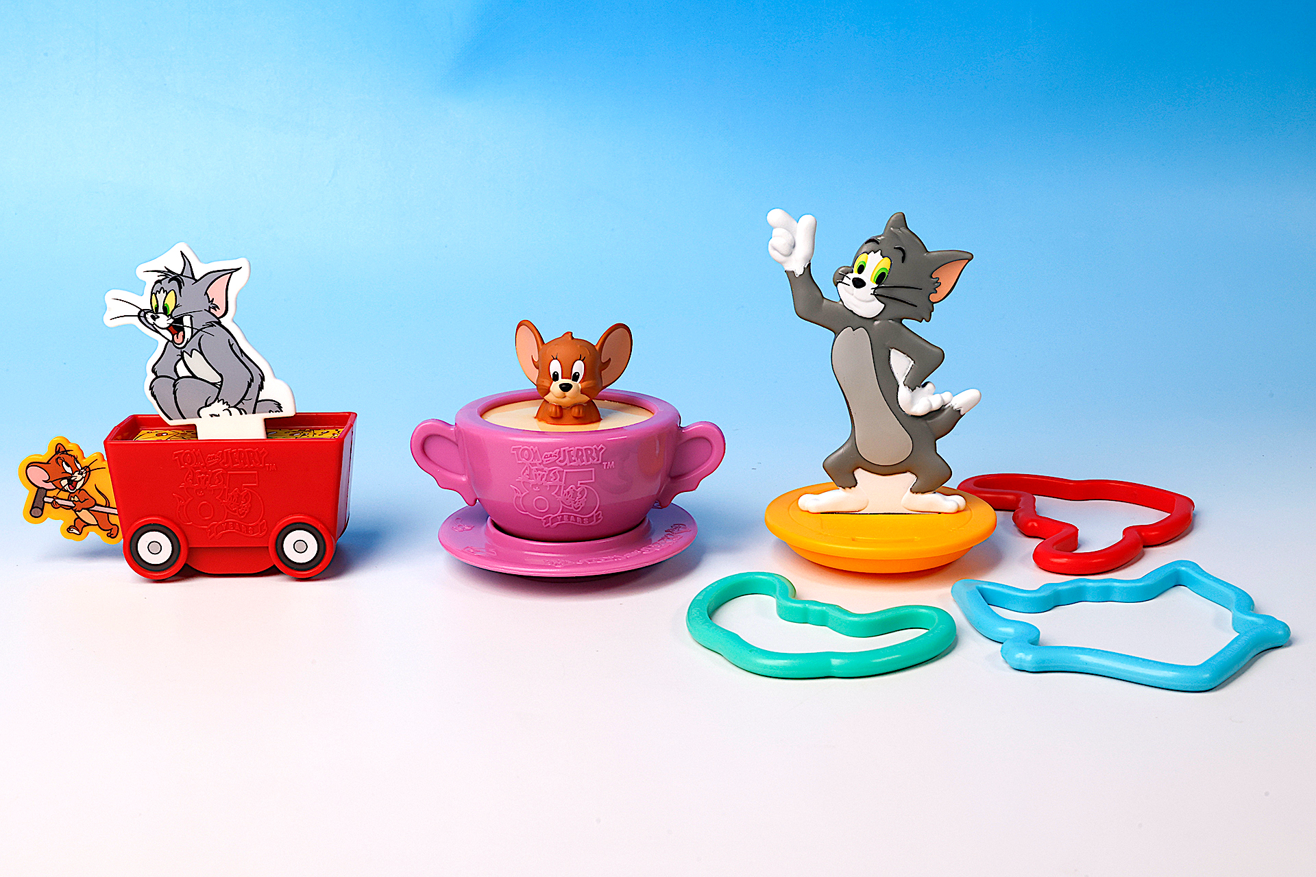 こちらが第2弾（9月27日〜10月10日）のハッピーセット「トムとジェリー」に登場するおもちゃ。写真左から「トムとジェリー なかよしカート」、「ジェリーがくるくるまわるぞ！ ティーカップこま」、「トムがぐらぐら わなげチャレンジ」
