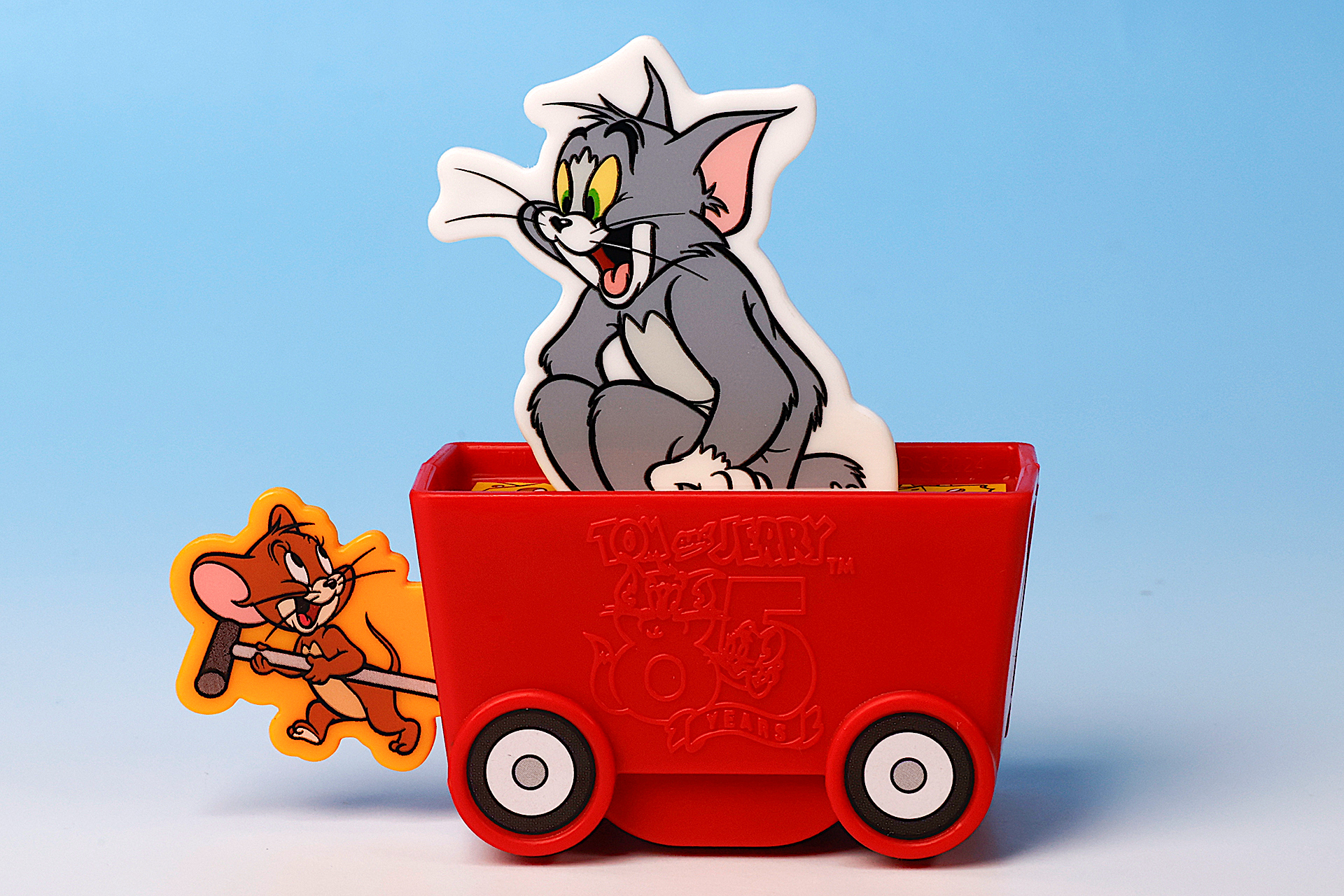 カートには85周年のロゴマークが描かれている