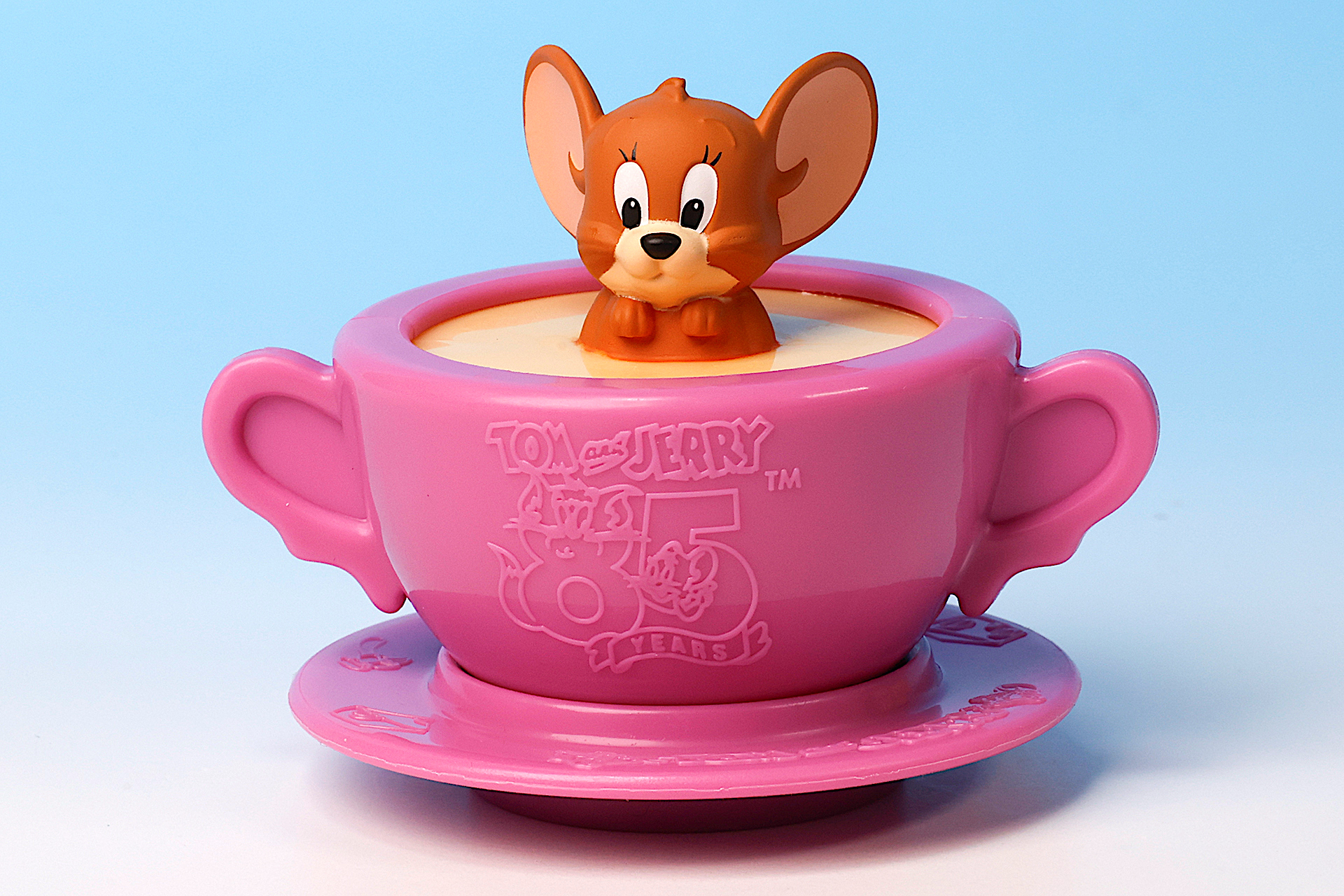 ティーカップにも85周年記念のロゴマークが描かれている