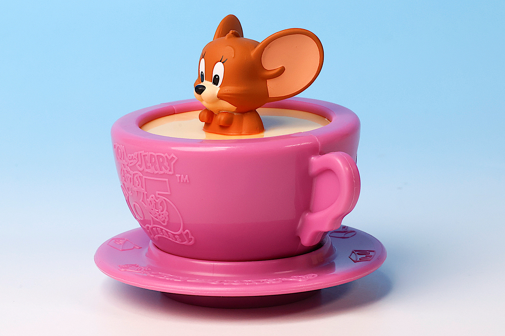 お風呂のようにカップのなかでくつろいでいるジェリー