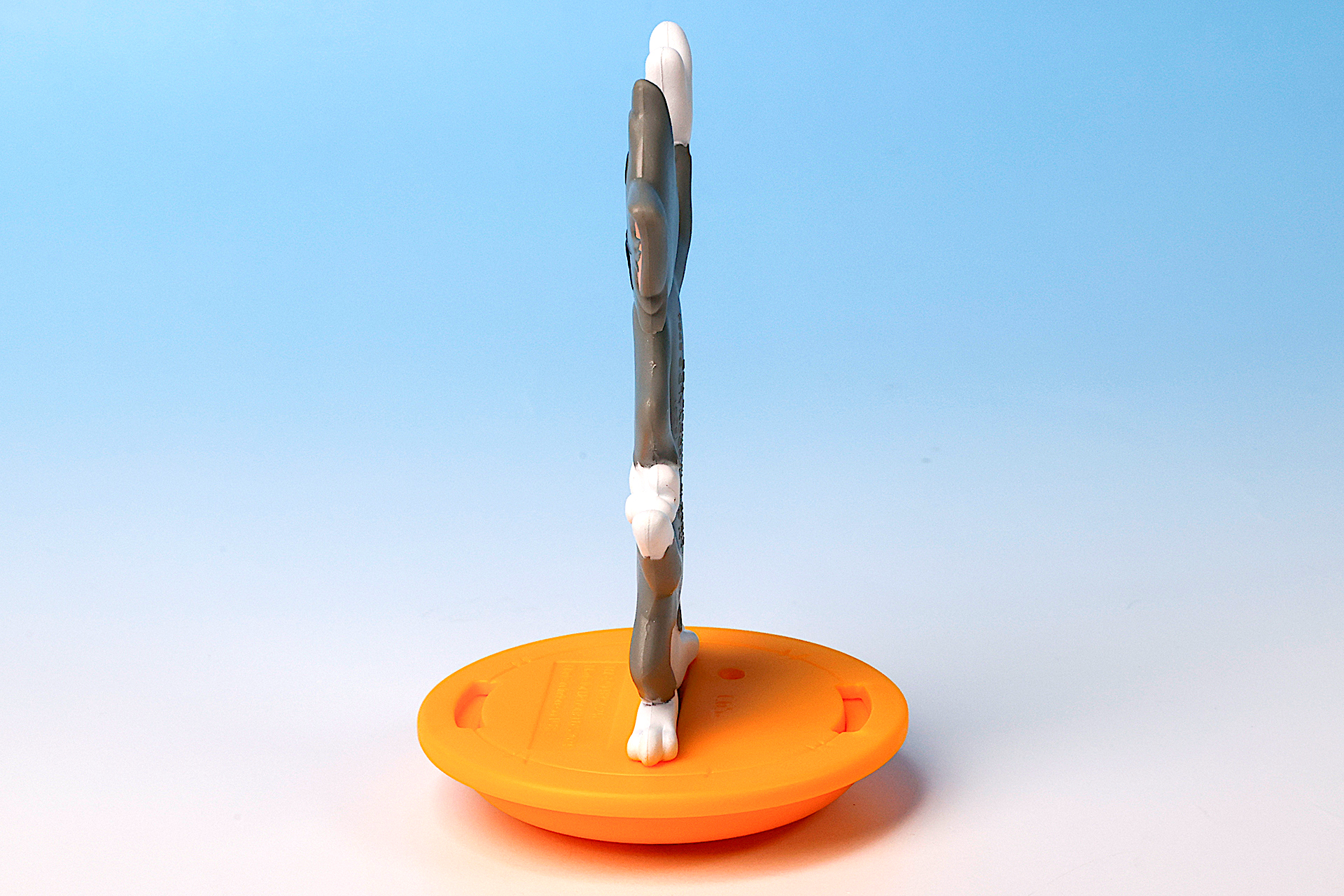 横から見ると、トムは平べったい