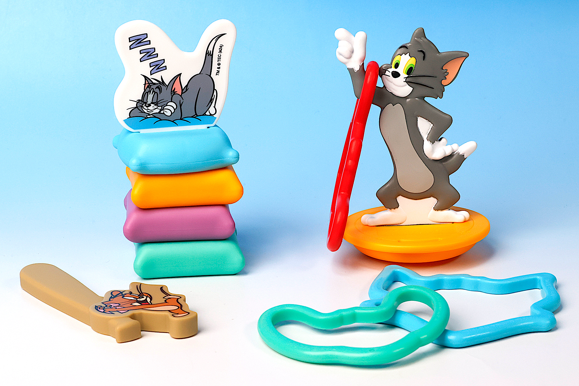 懐かしいおもちゃがモチーフになっている