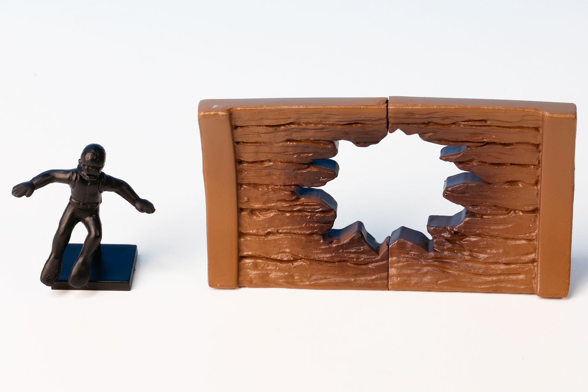 ダイバーと穴が空いた船の壁を再現したパーツ