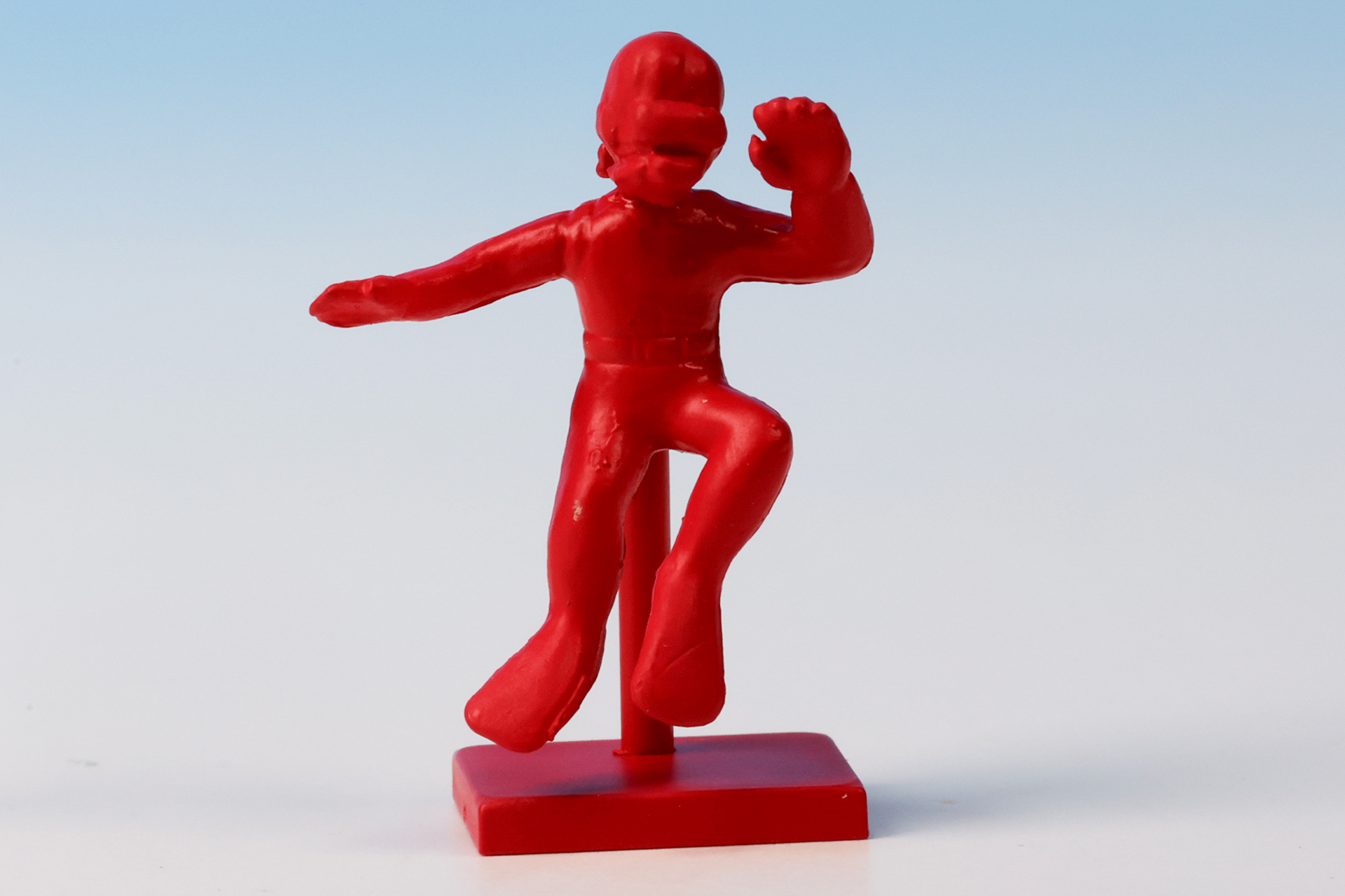 サメに出会って驚いたような姿をしたダイバー