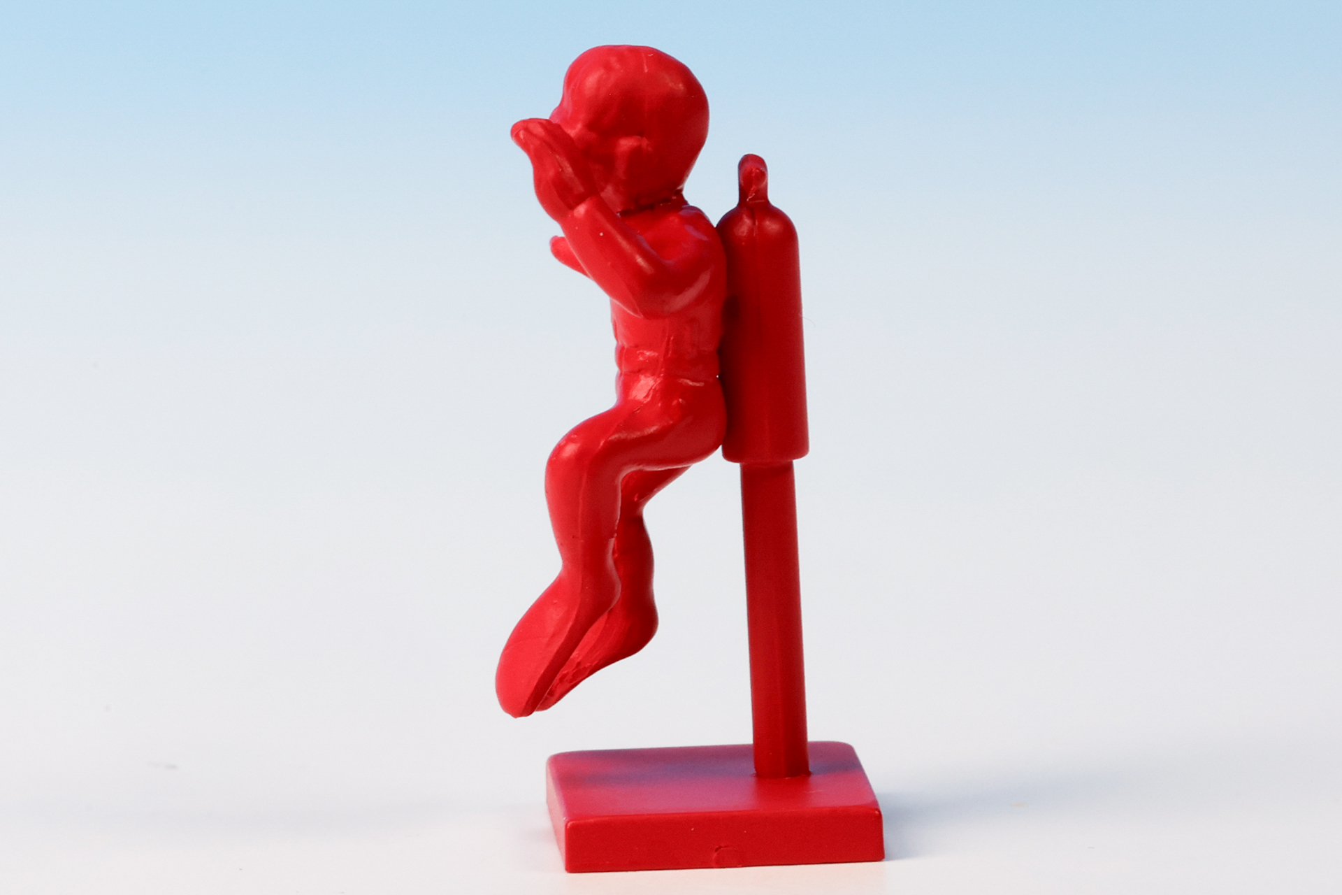 水に浮いているような姿を再現するために、台座も付けられている