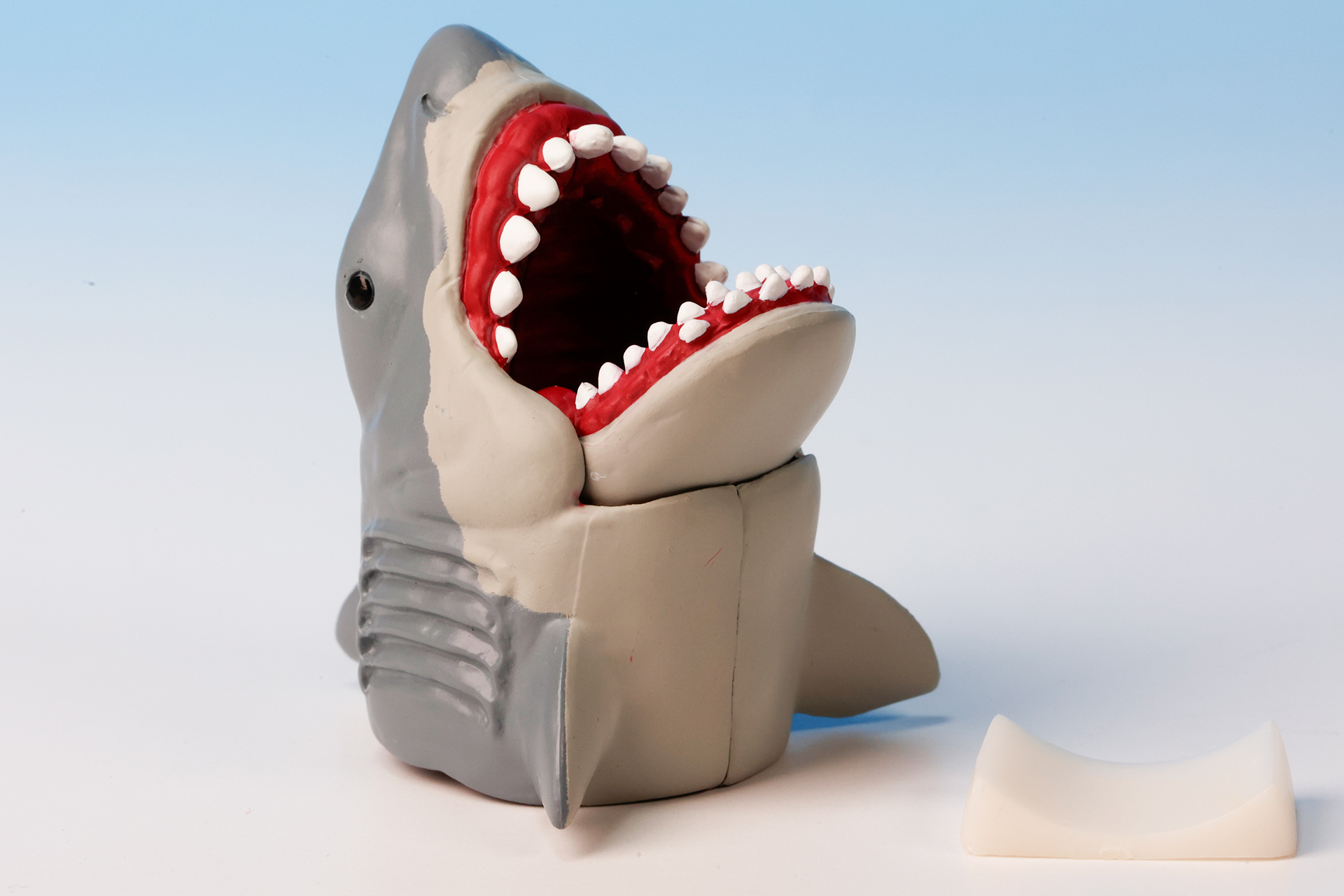 サメ本体とは別に台座も付属している