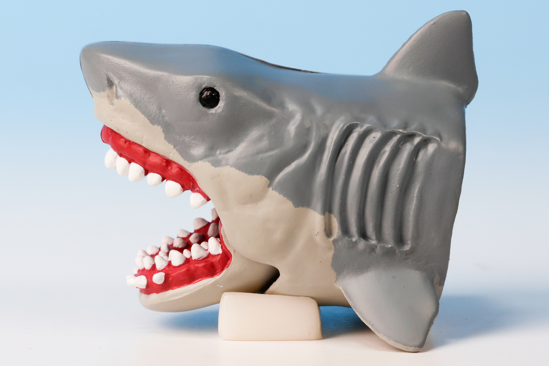 鋭い歯もしっかりと作り込まれている