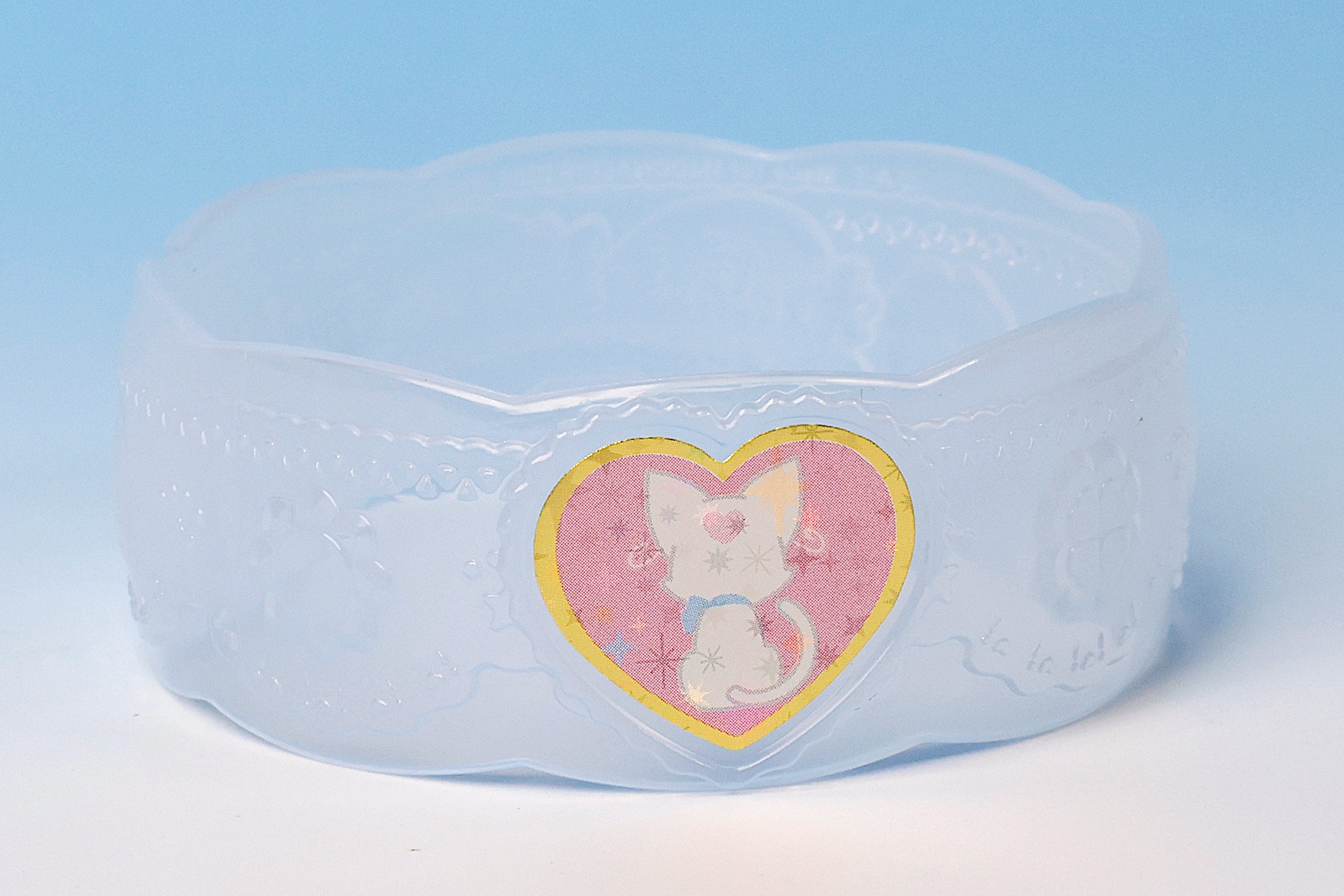 白い方のブレスレットには猫屋敷ユキのシルエットが描かれている