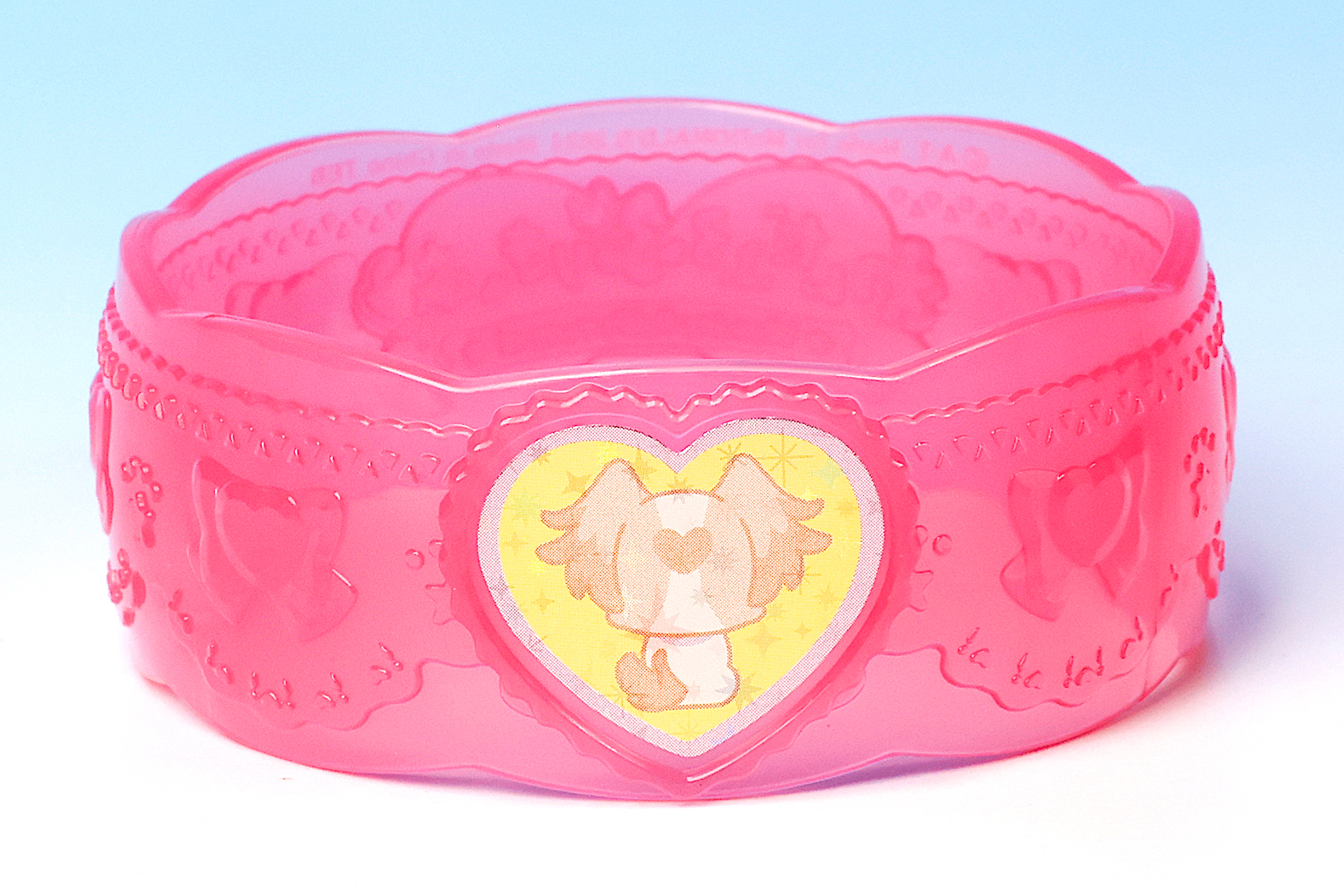 ピンクのブレスレットには犬飼こむぎのシルエットが描かれている