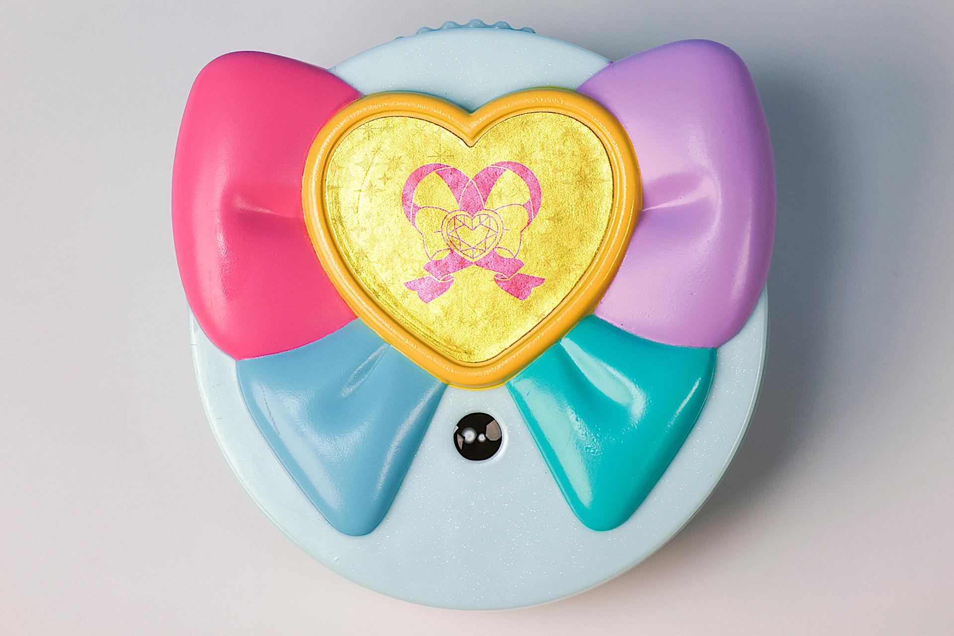 こちらは正面から見たところ。カラフルでキュートだ