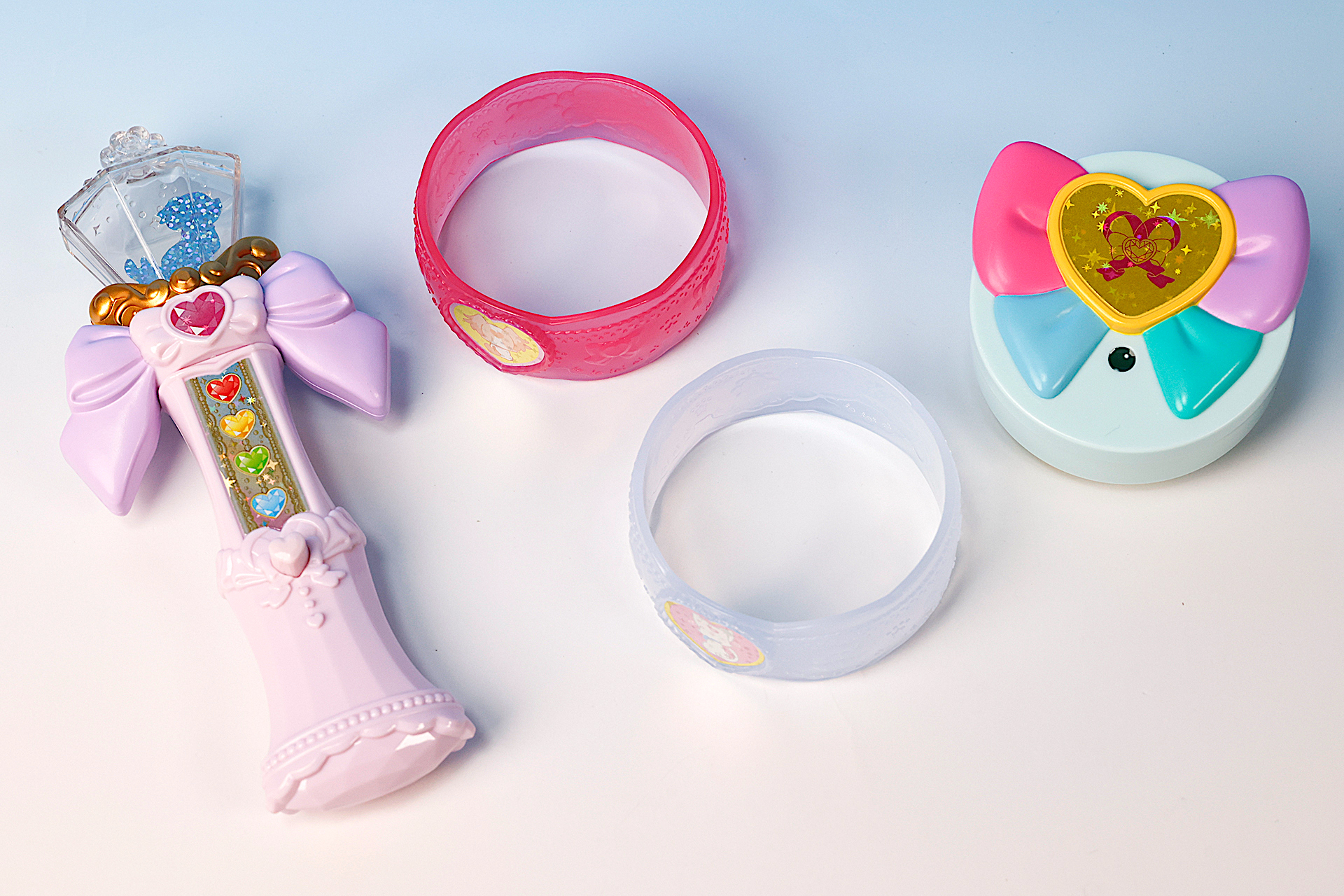 こちらが第1弾（10月18日〜10月24日）のハッピーセット「わんだふるぷりきゅあ！」に登場するおもちゃ。写真左から「まわる！キラキラ フレンドリータクト」、「こむぎ＆ユキ ペアブレスレット」、「のぞいてみて！ ワンダフルパクトキャリービューワー」